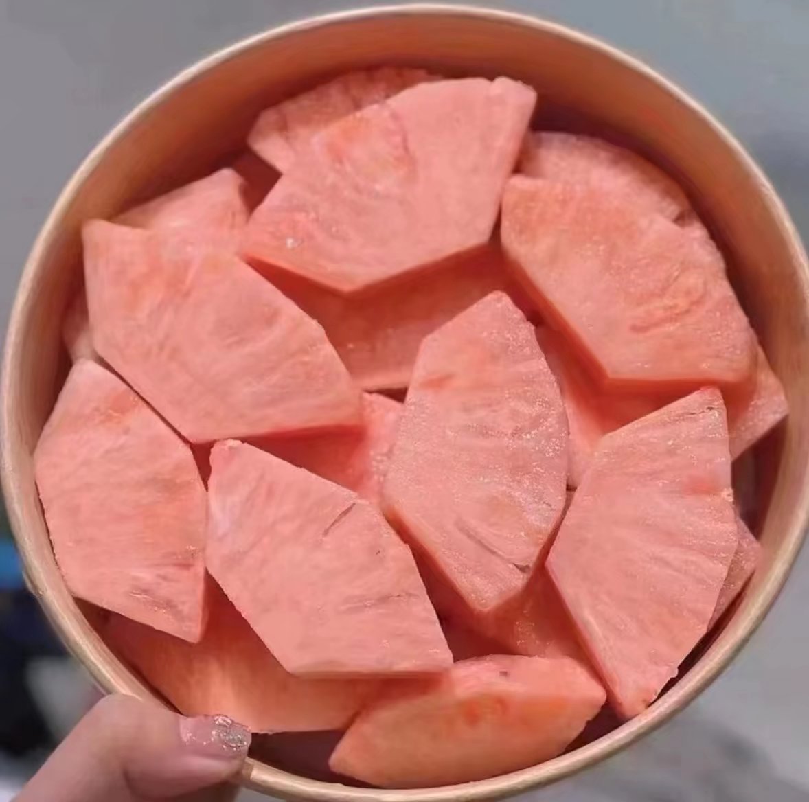 而且价格奇高,一个菠萝就要700多块,差不多800块!请原谅我见识浅薄!