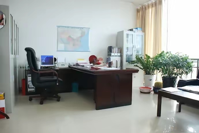 退居二线后,老黄变得有些落寞,副局长的办公室也腾了出来,和一个四级