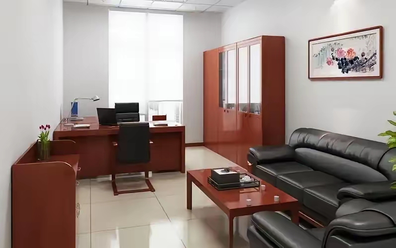 退居二线后,老黄变得有些落寞,副局长的办公室也腾了出来,和一个四级