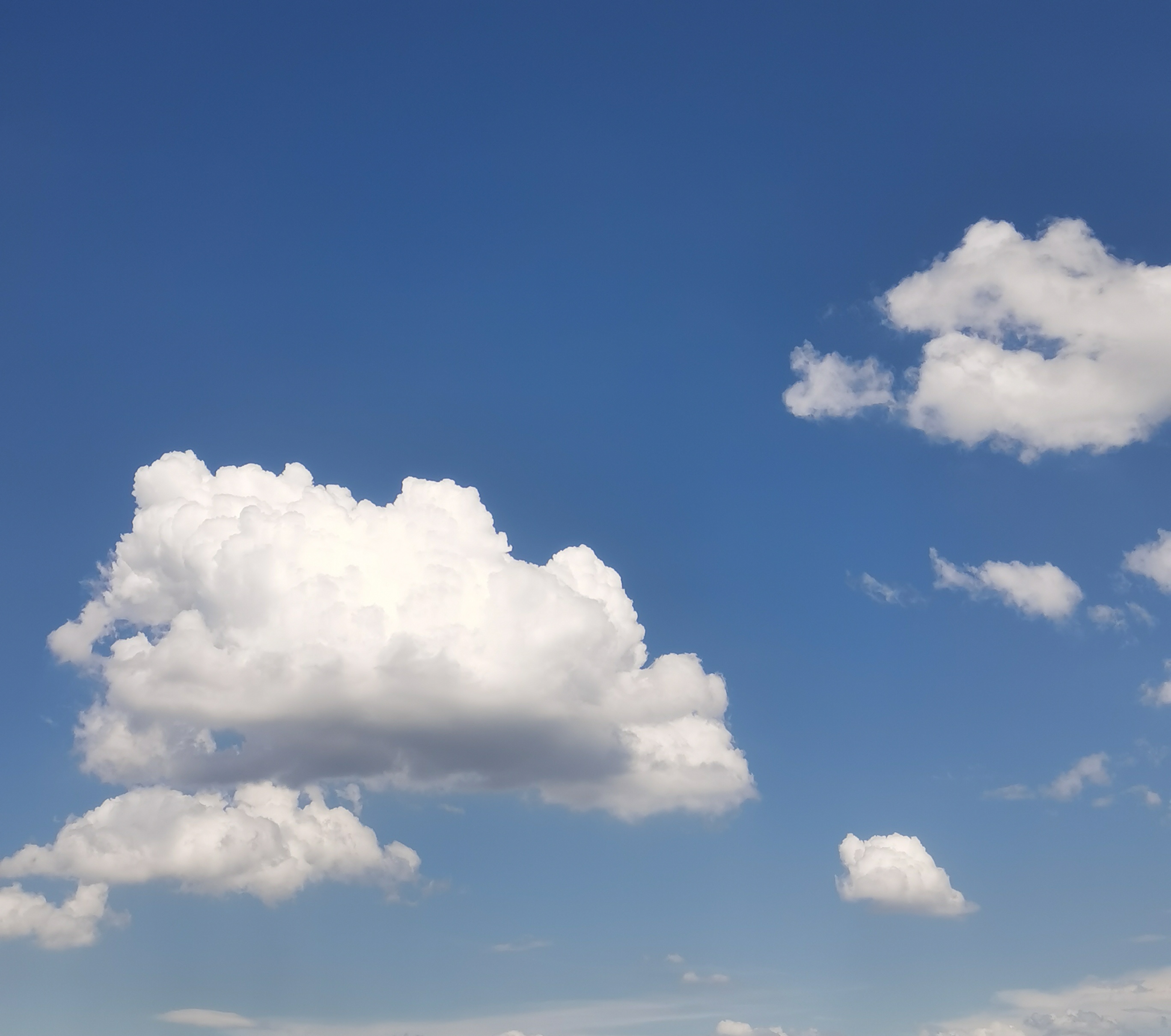 蓝天高远白云飘,朵朵悠然舞碧空. 云卷云舒变无穷,天穹风轻任遨游.
