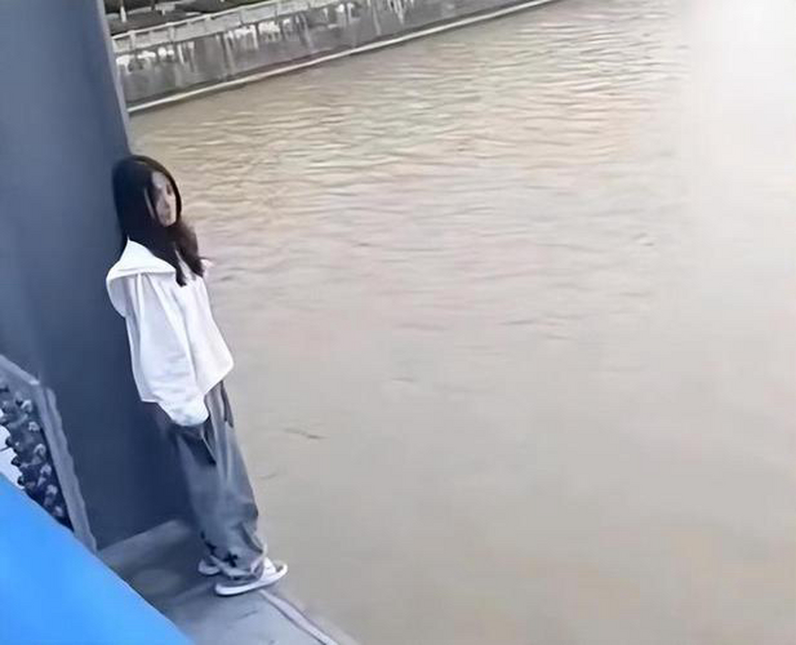 4月19日早晨,江苏镇江丹阳人民大桥发生一起一女生跳河轻生,不幸身亡