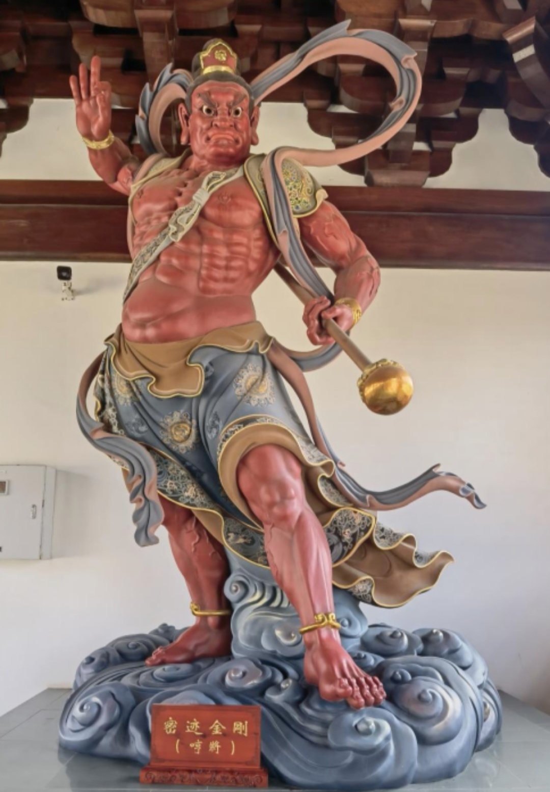 而分立在三门两侧,威风凛凛,守护着佛法清净的,就是"哼哈二将"!