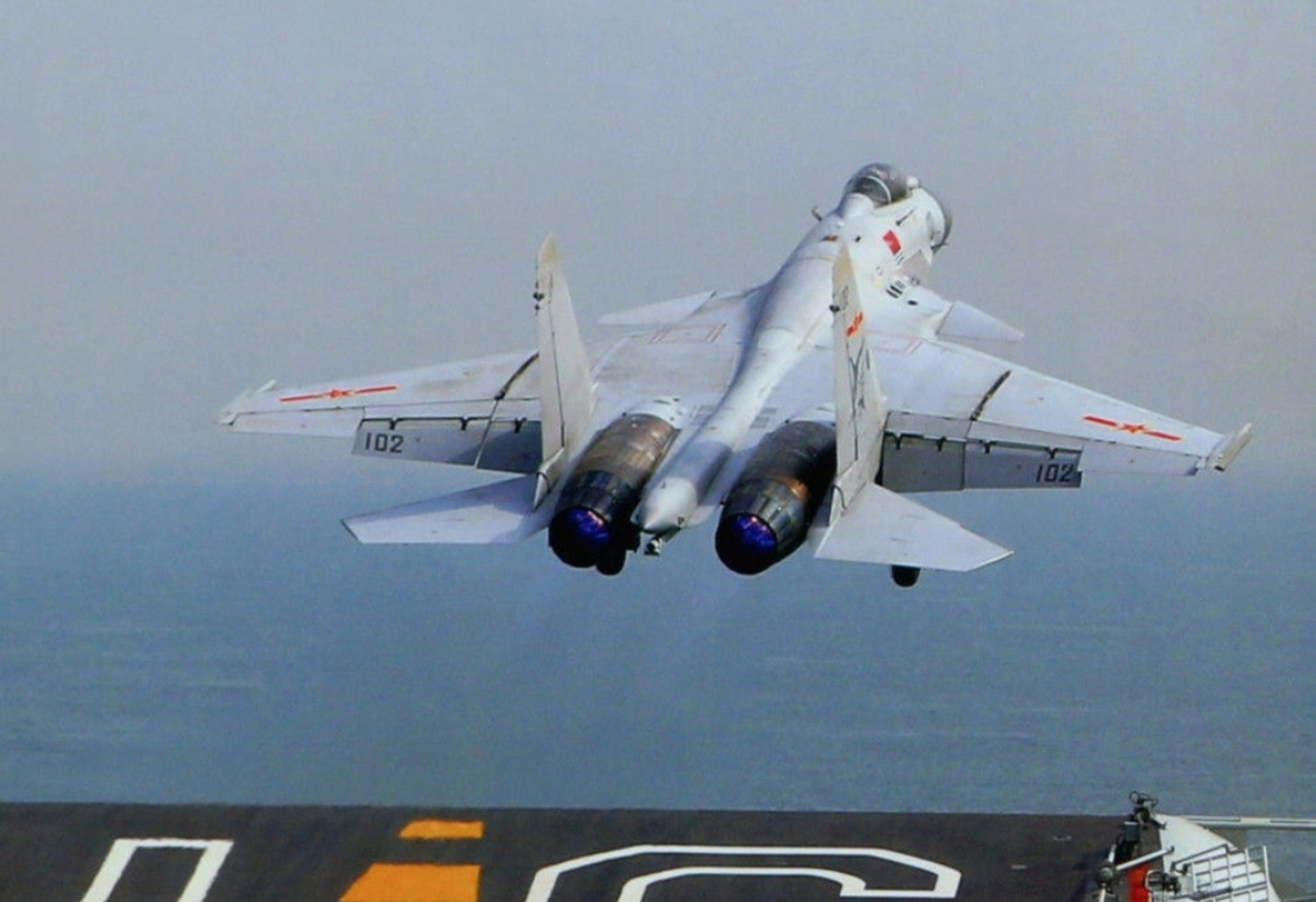 4月24日重大新闻,报道,我歼十五舰载机近距离驱逐非法靠近的外军f15