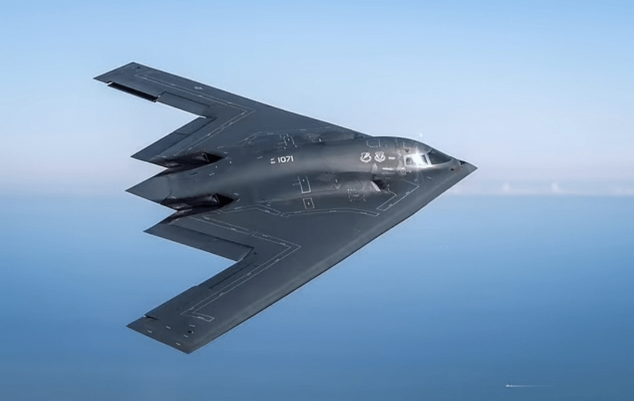 价值24亿美元的b2幽灵隐身轰炸机精险坠毁,一场空难引发的恐怖火球让