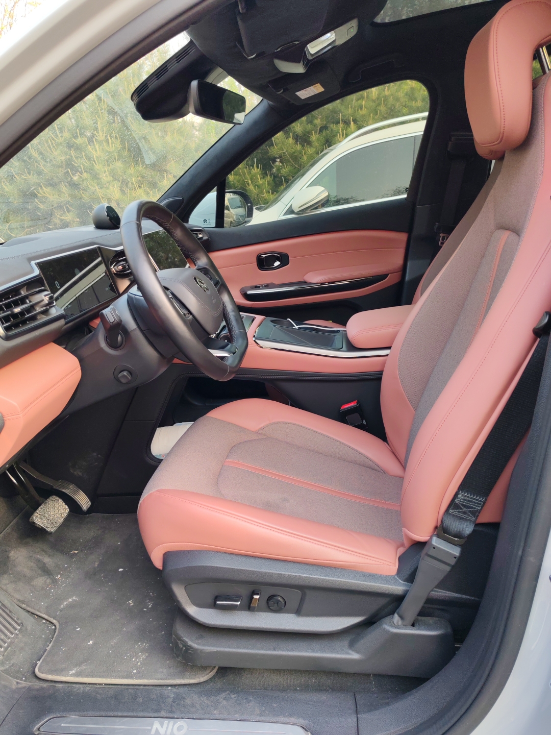 蔚来汽车ec6内饰设计兼顾科技与豪华,采用环保材料,拥有10