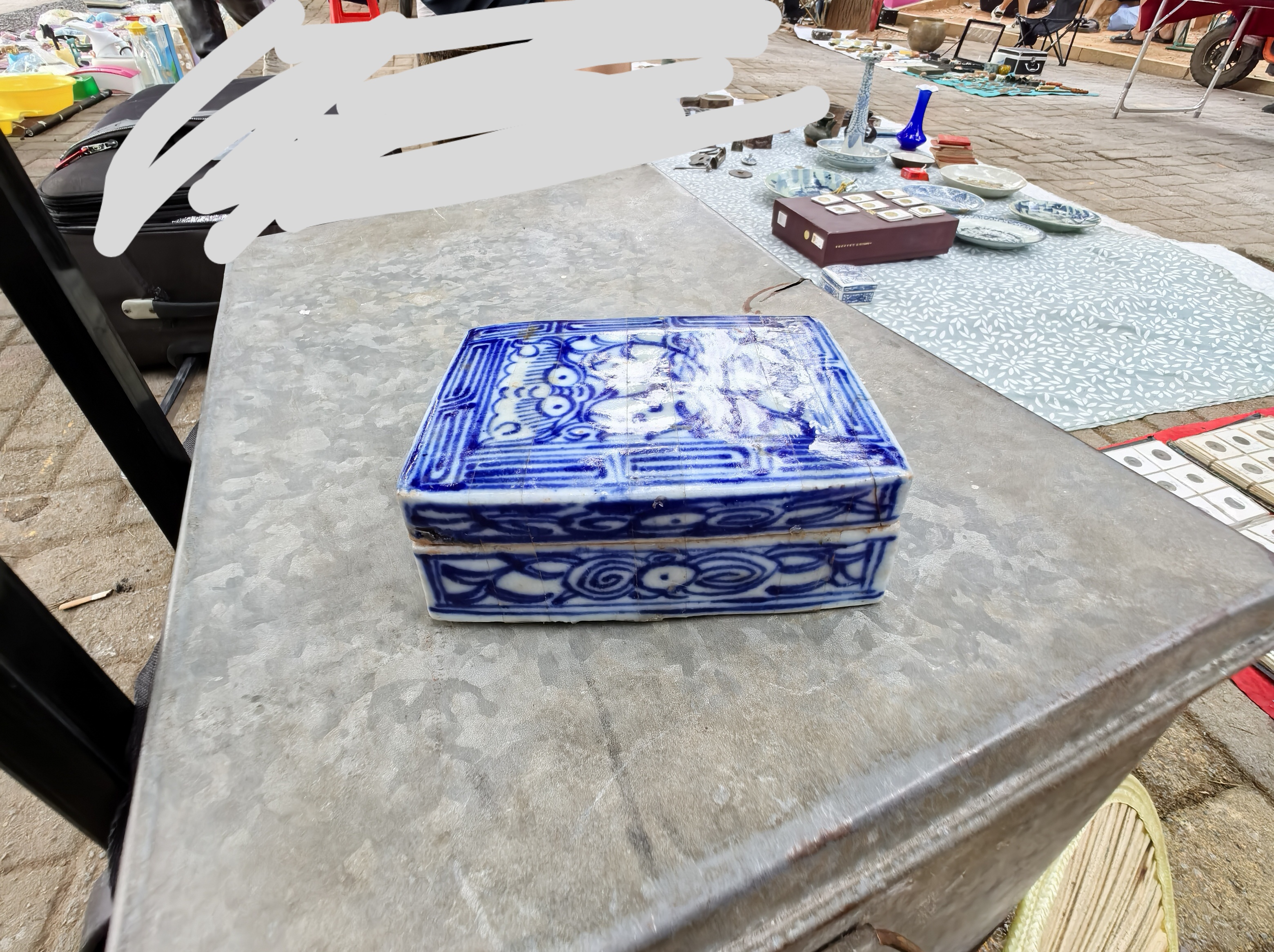 晚清或民国时期青花缠枝纹印泥盒,器物由盖底两部分组成,长12厘米,宽7