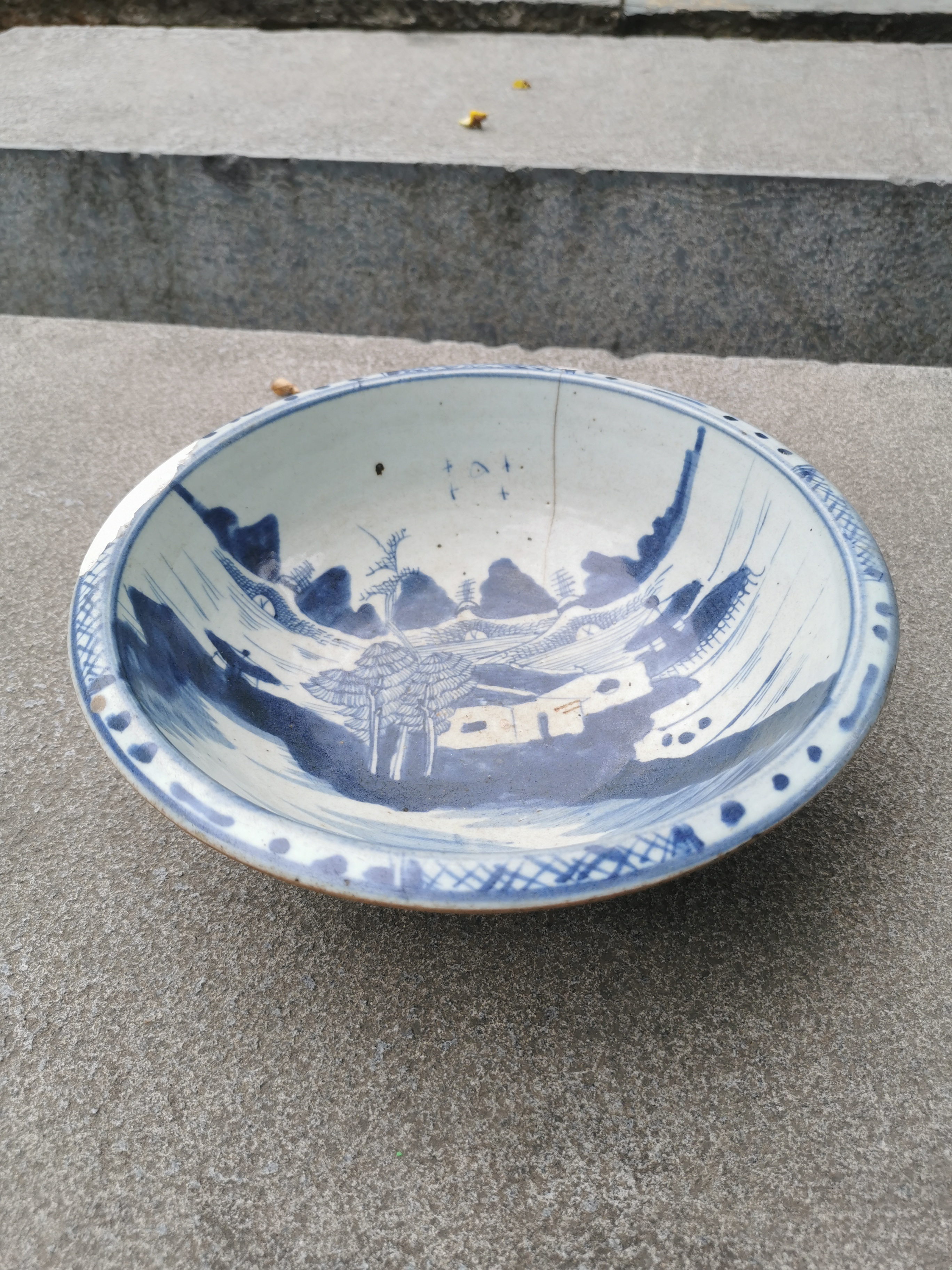 清中早期民窑青花风景图大海碗,高10厘米,碗径28厘米,足径11厘米.