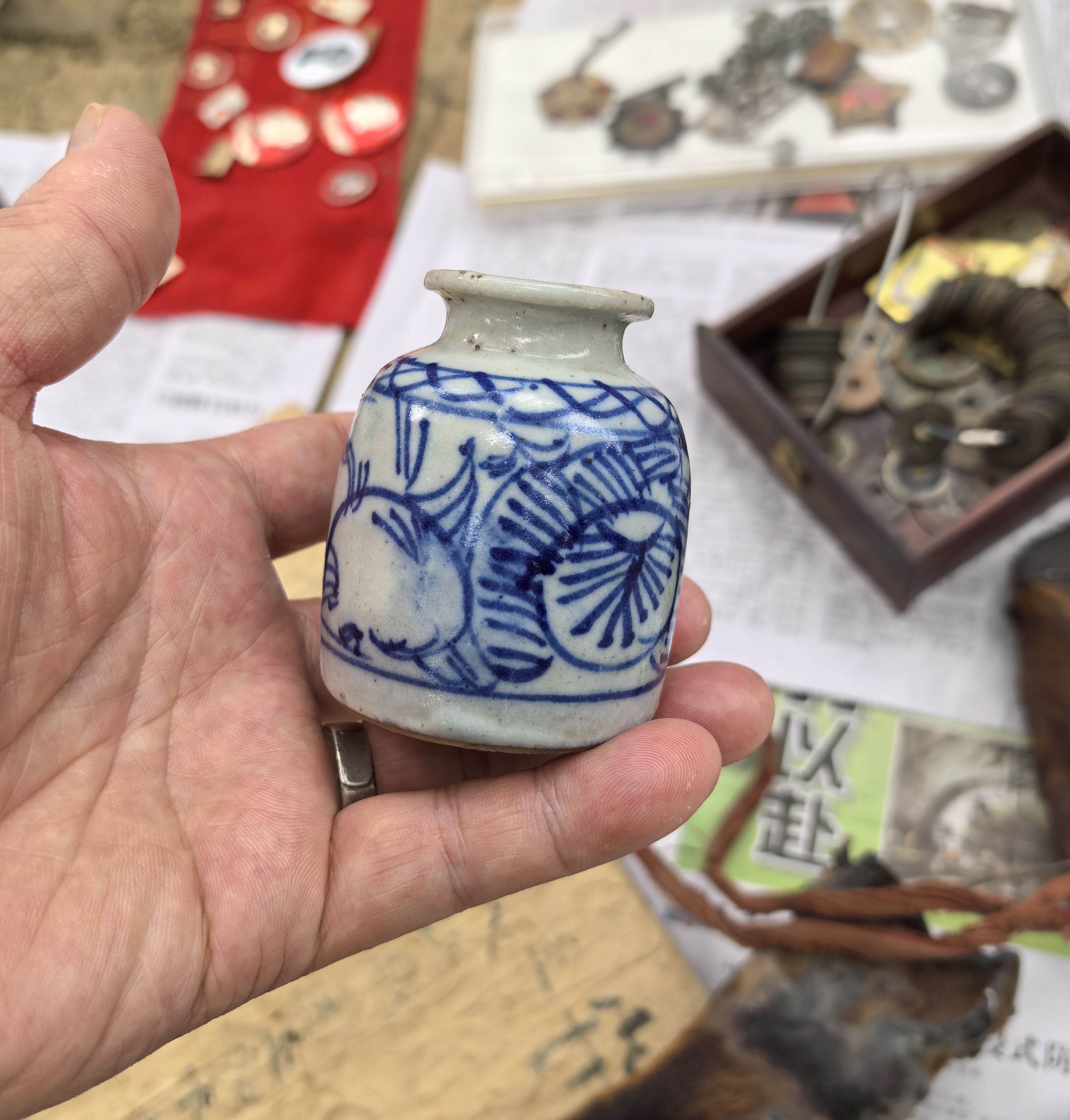 清晚期青花缠枝纹鱼篓形水盂,高7厘米,口径3.6厘米,底径5.2厘米.