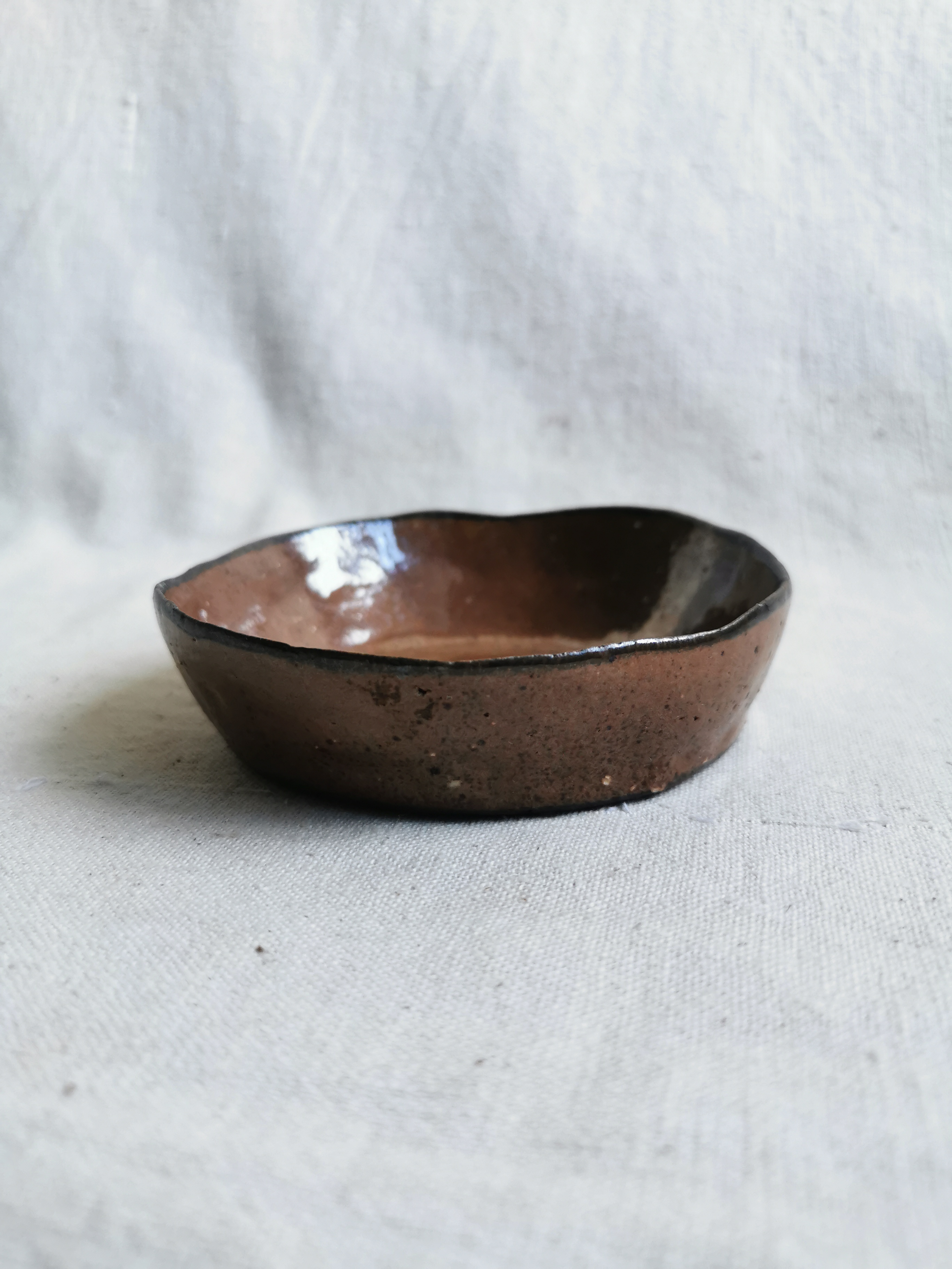 宋代耀州窑酱釉油滴釉荷花形小洗,高3厘米,直径10.