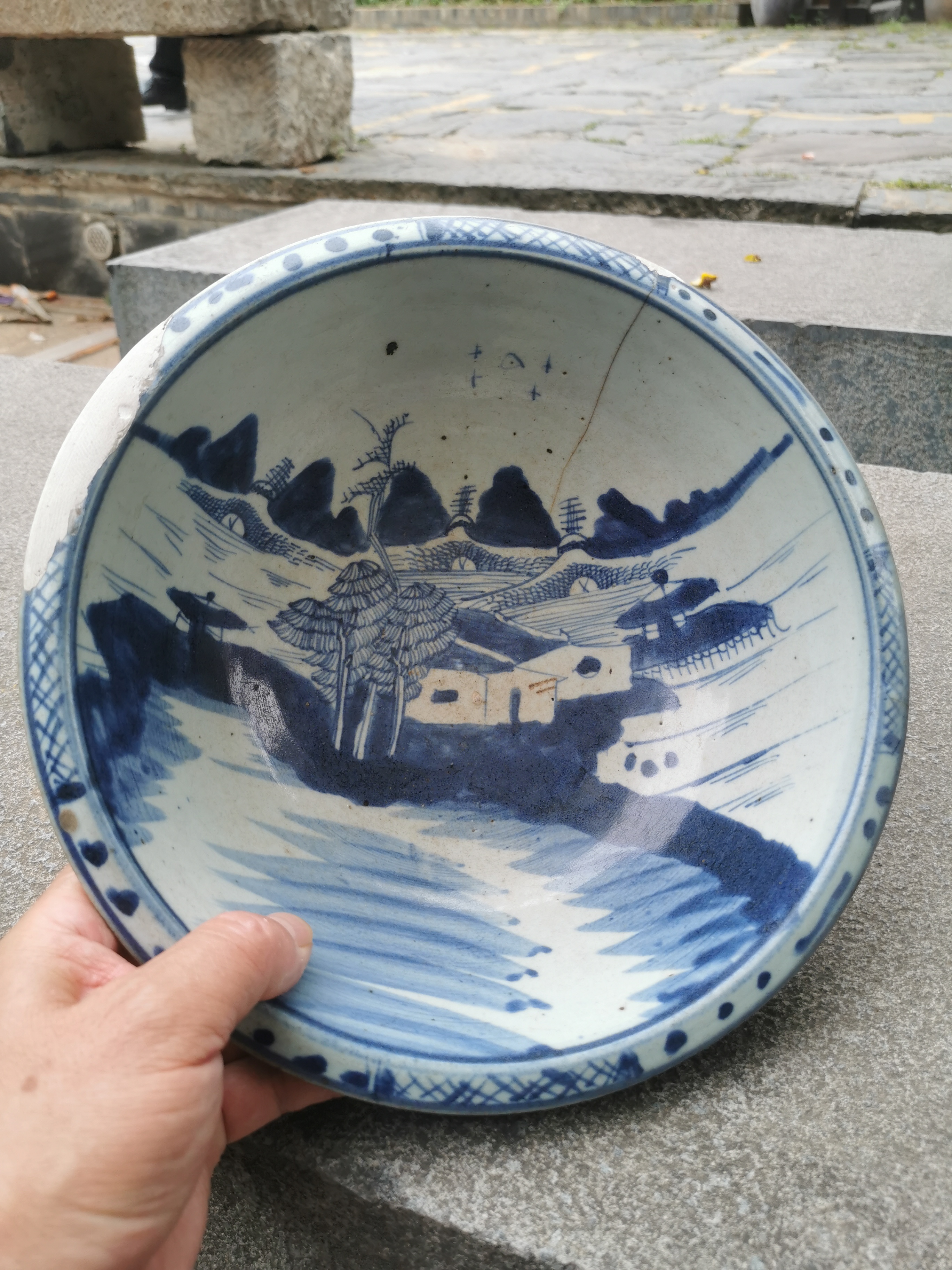 清中早期民窑青花风景图大海碗,高10厘米,碗径28厘米,足径11厘米.