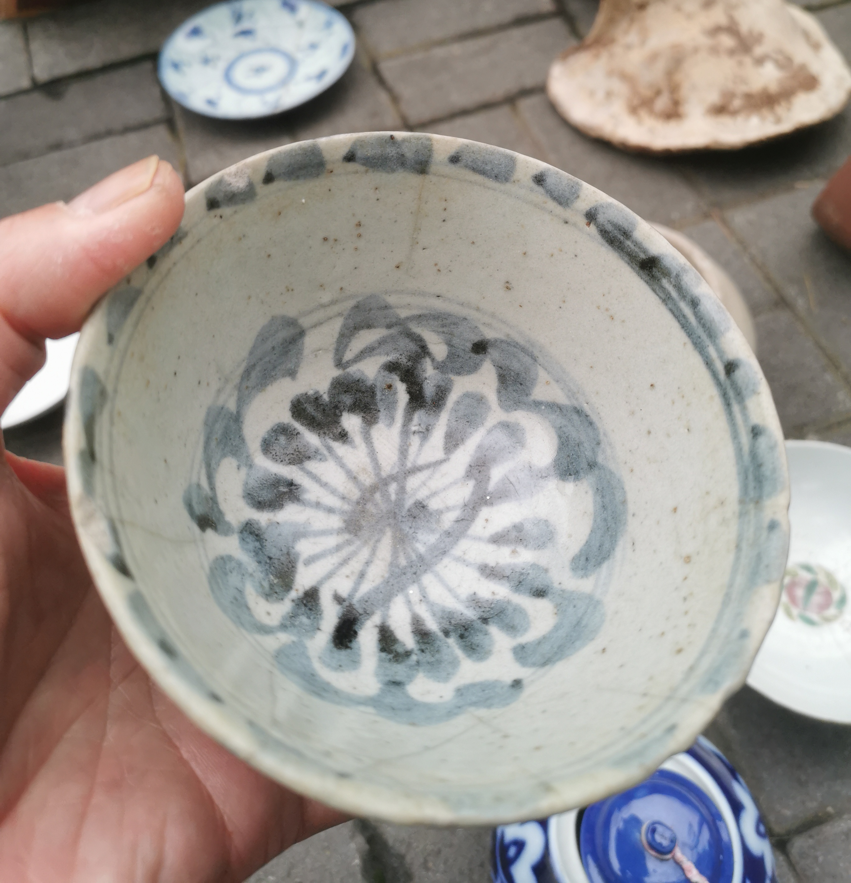 明代民窑莲花图盏,高8.2厘米,盏径10厘米,足径5厘米.