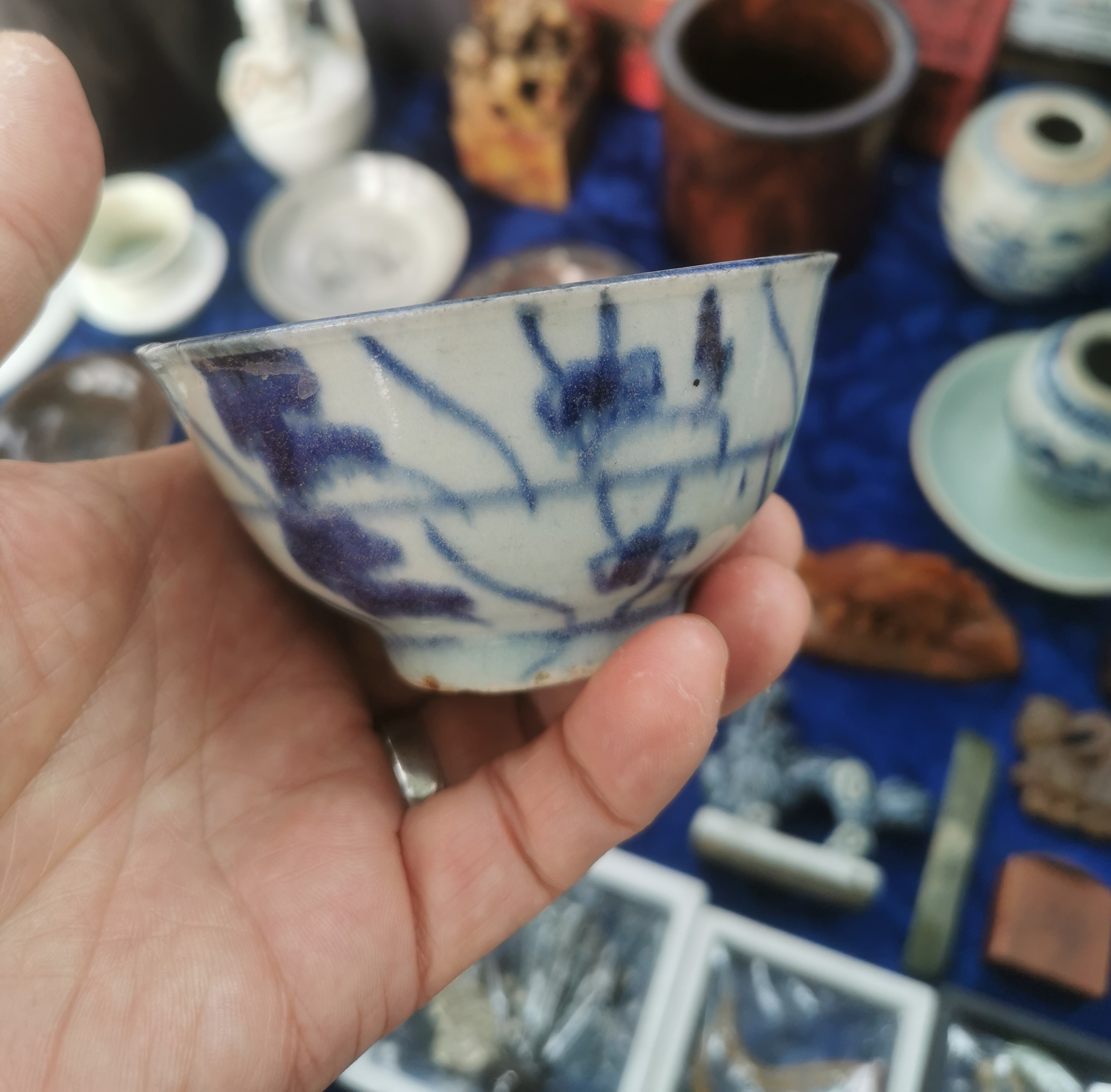 壁薄,白釉泛鸭蛋青,器内口沿至底青花勾边,底心绘一枝灵芝