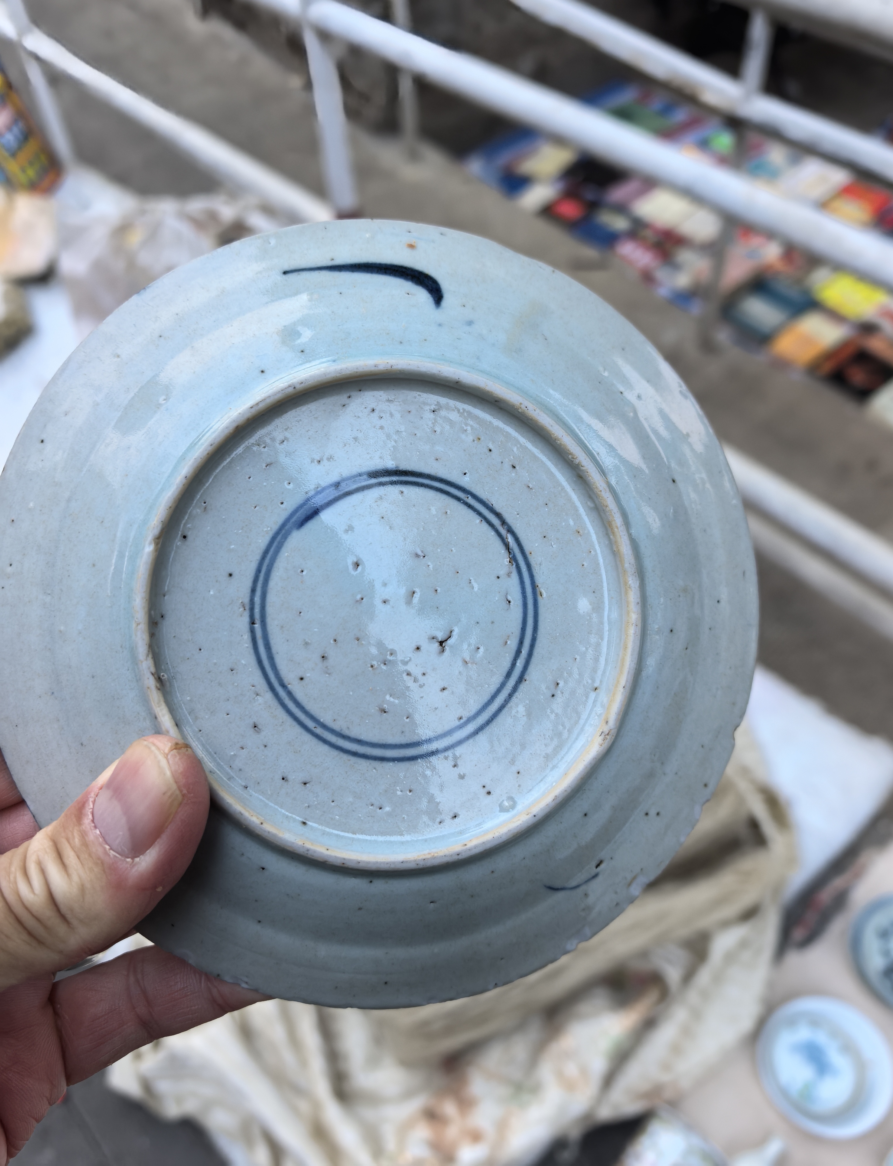 老瓷器棕眼缩釉点清代盘子盘底出现不规则小孔图清代青花小碗双圈底足