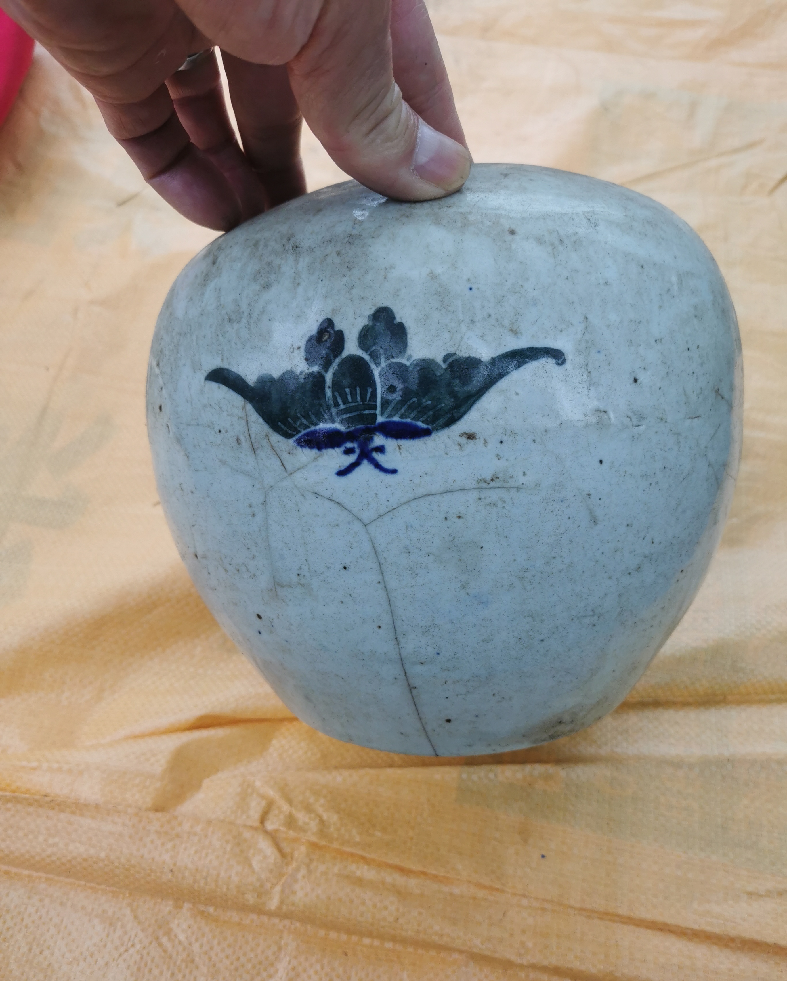 民国醴陵窑釉下五彩盖坛,原有珠宝纽盖遗失,现高19厘米,口径9厘米,底