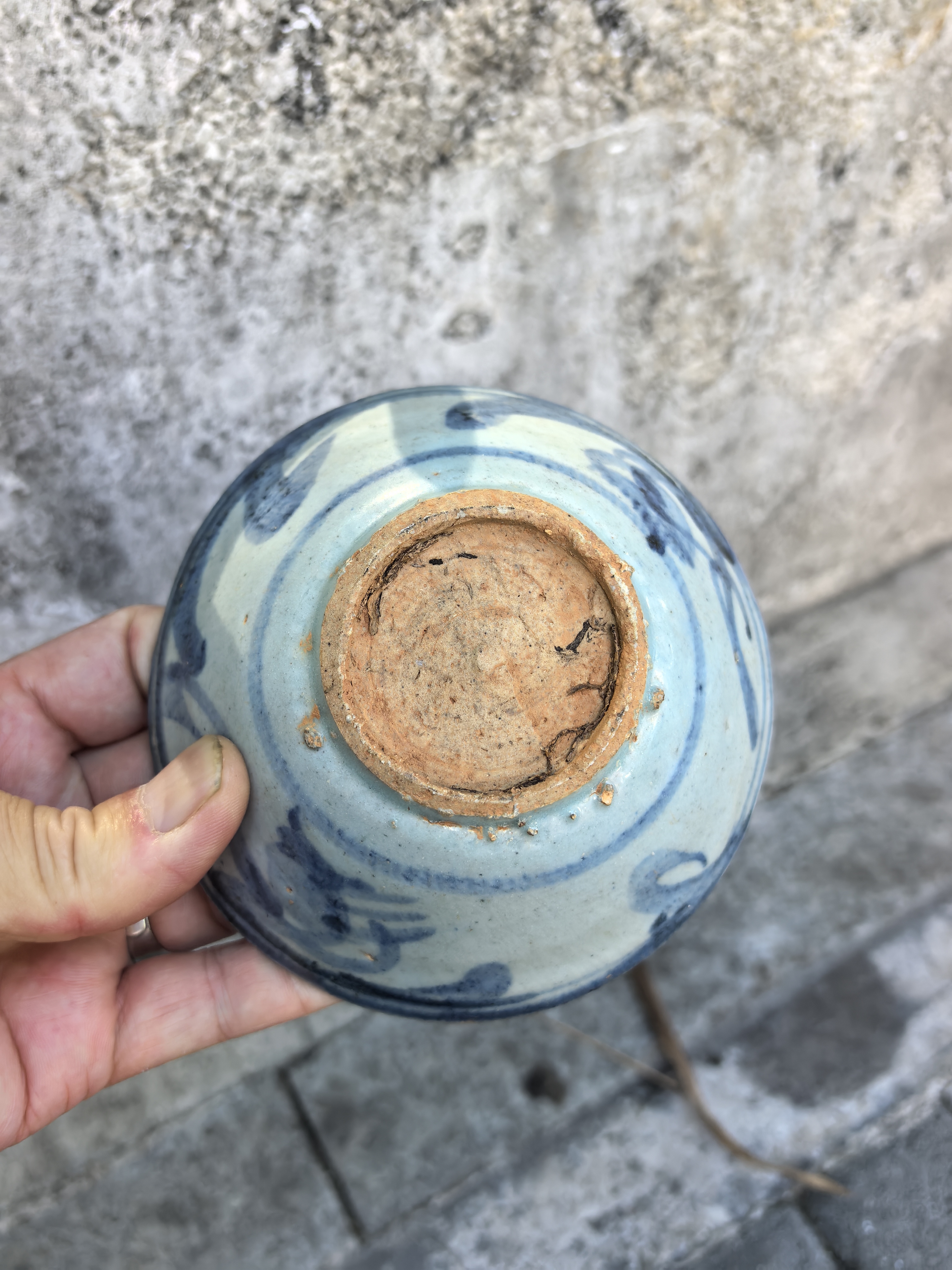 7厘米.盏壁较薄,白釉呈鸭蛋青色,积釉处显湖水绿,青料微泛灰