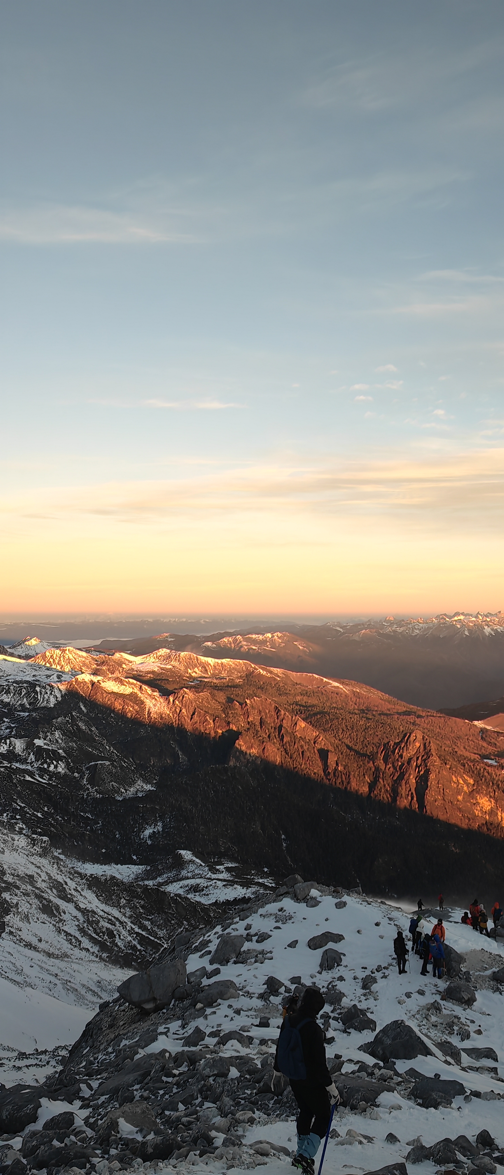 迎着清晨的阳光,我踏上征途,与你共赴这场壮丽的冒险.