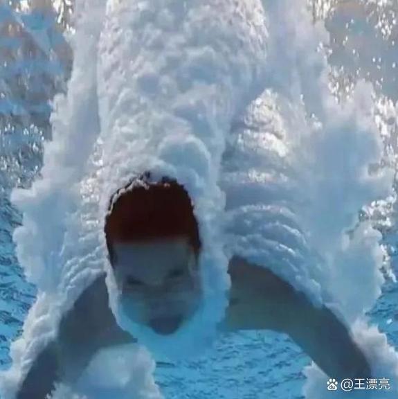 原来全红婵跳水时,"水花"和别人一边大,但是"区别"是,别人都给"水花"
