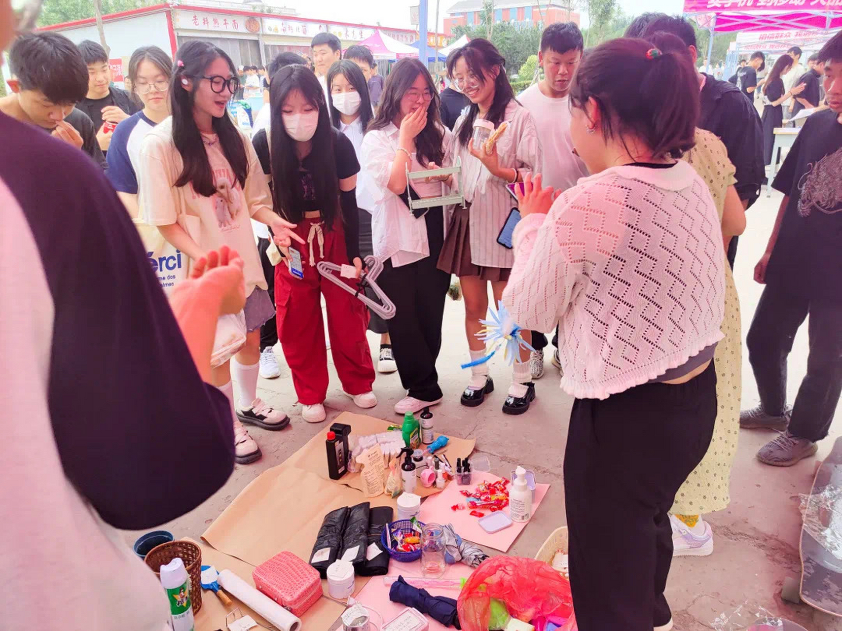 鹤壁汽车工程职业学院首届跳蚤市场开市了:一件件旧玩偶一张张旧海报