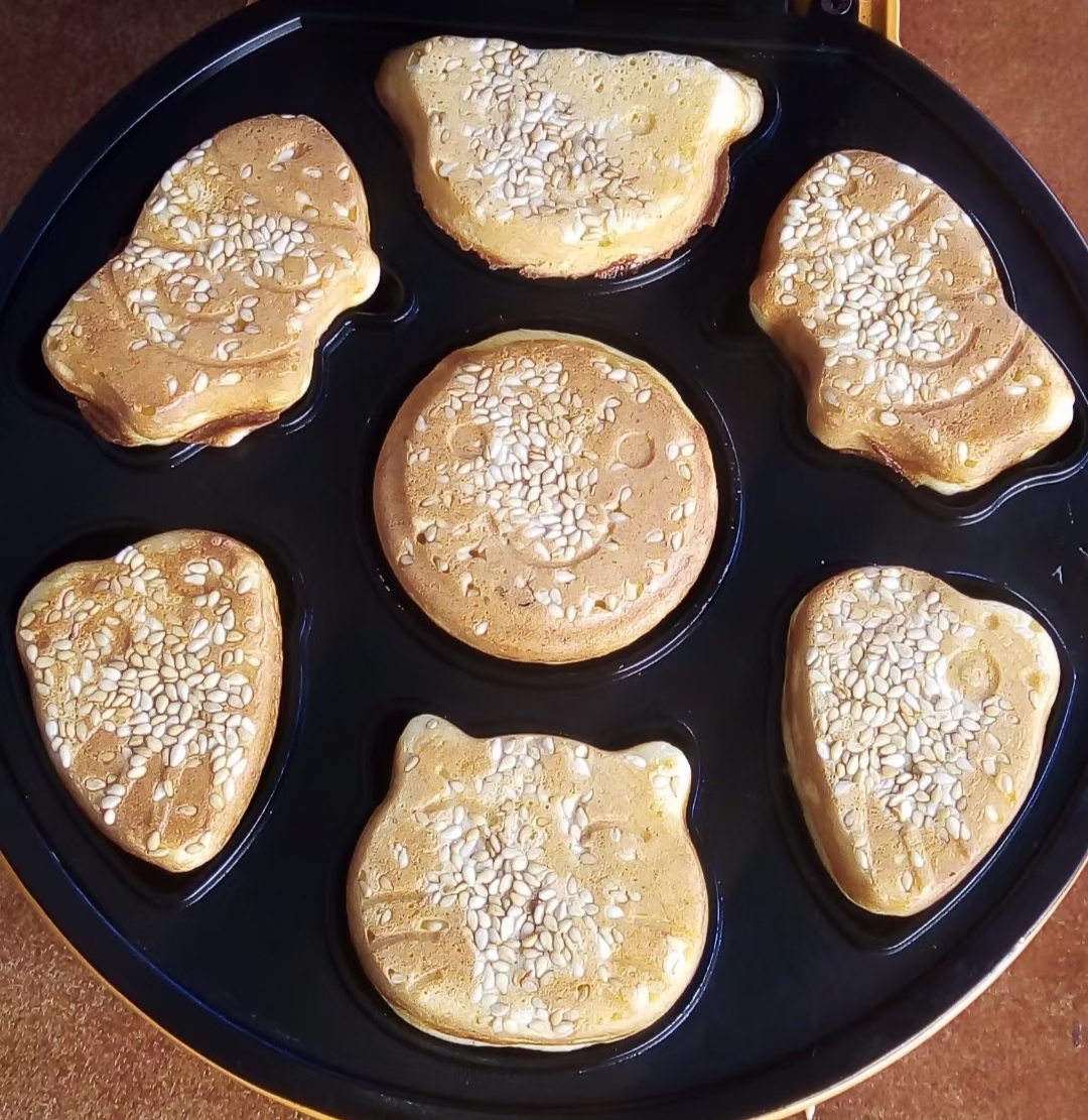 芝麻鸡蛋糕,每天坚持吃鸡蛋,鸡蛋中的卵磷脂能促进汗腺分泌,改善皮肤