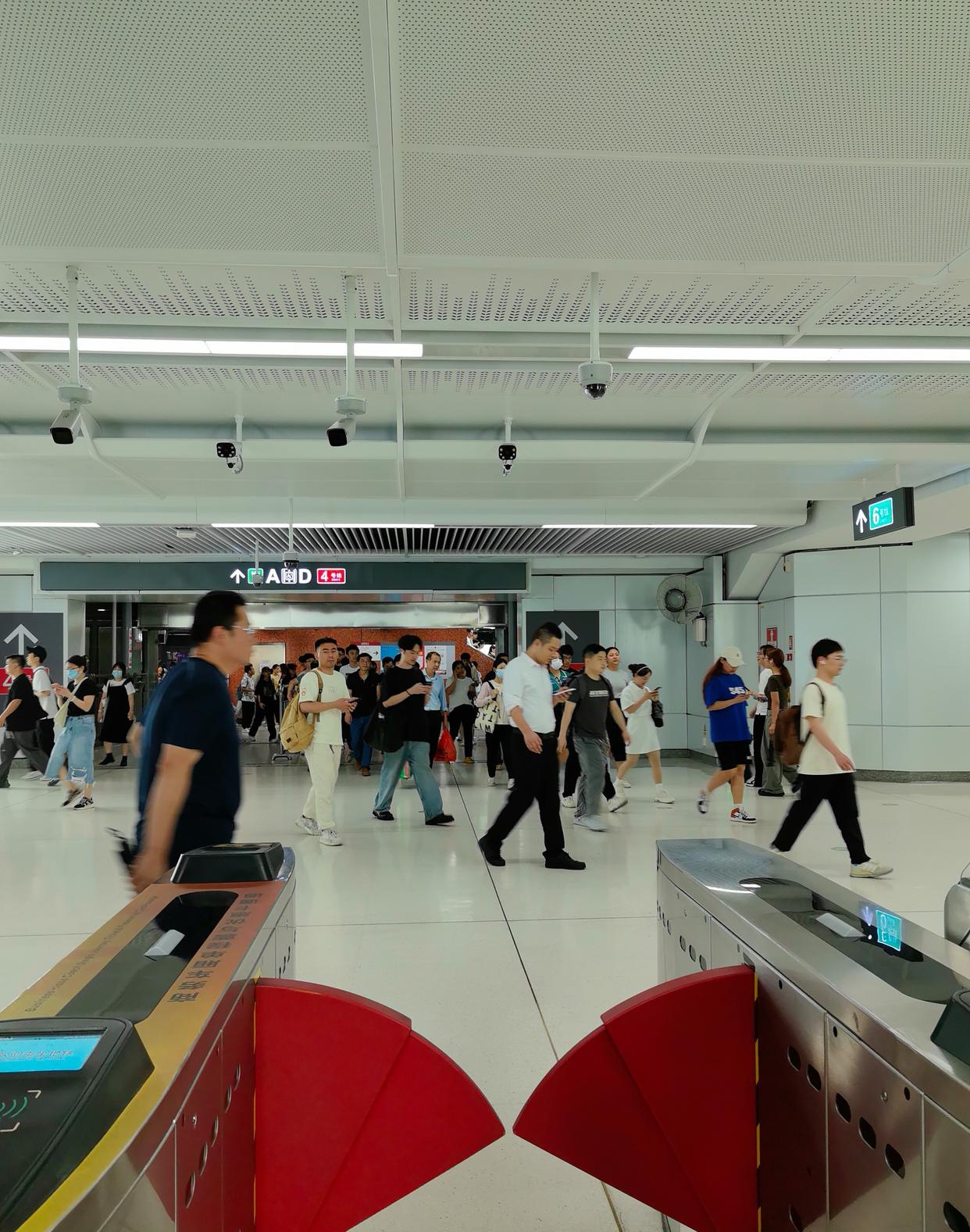 早高峰的地铁站,人头攒动,到处是匆匆忙忙的上班族