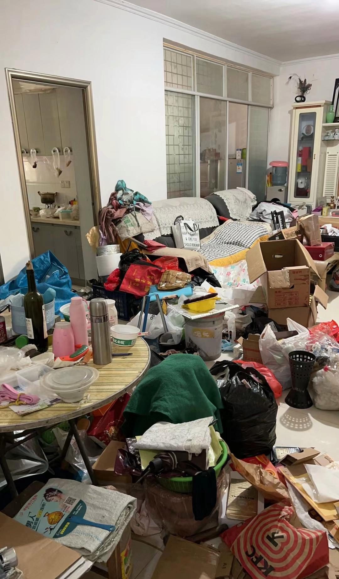 房间里杂物堆积如山,几乎没有一处空地,连下脚的地方都难以寻觅