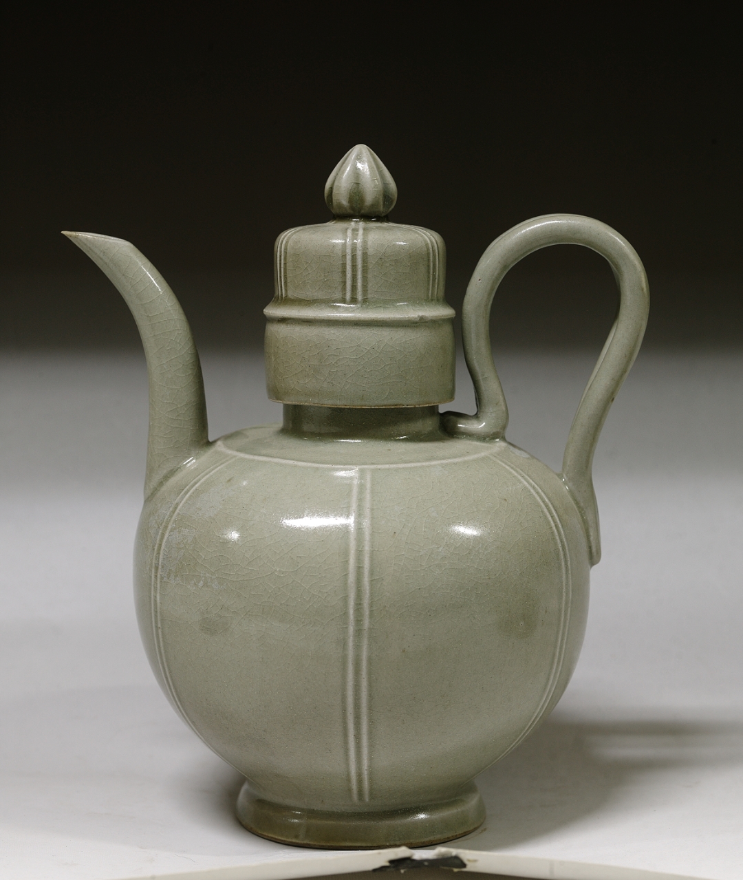 假真越窑壶  正好有一个国宝帮发了一个高仿,可以比较一下跟真品的