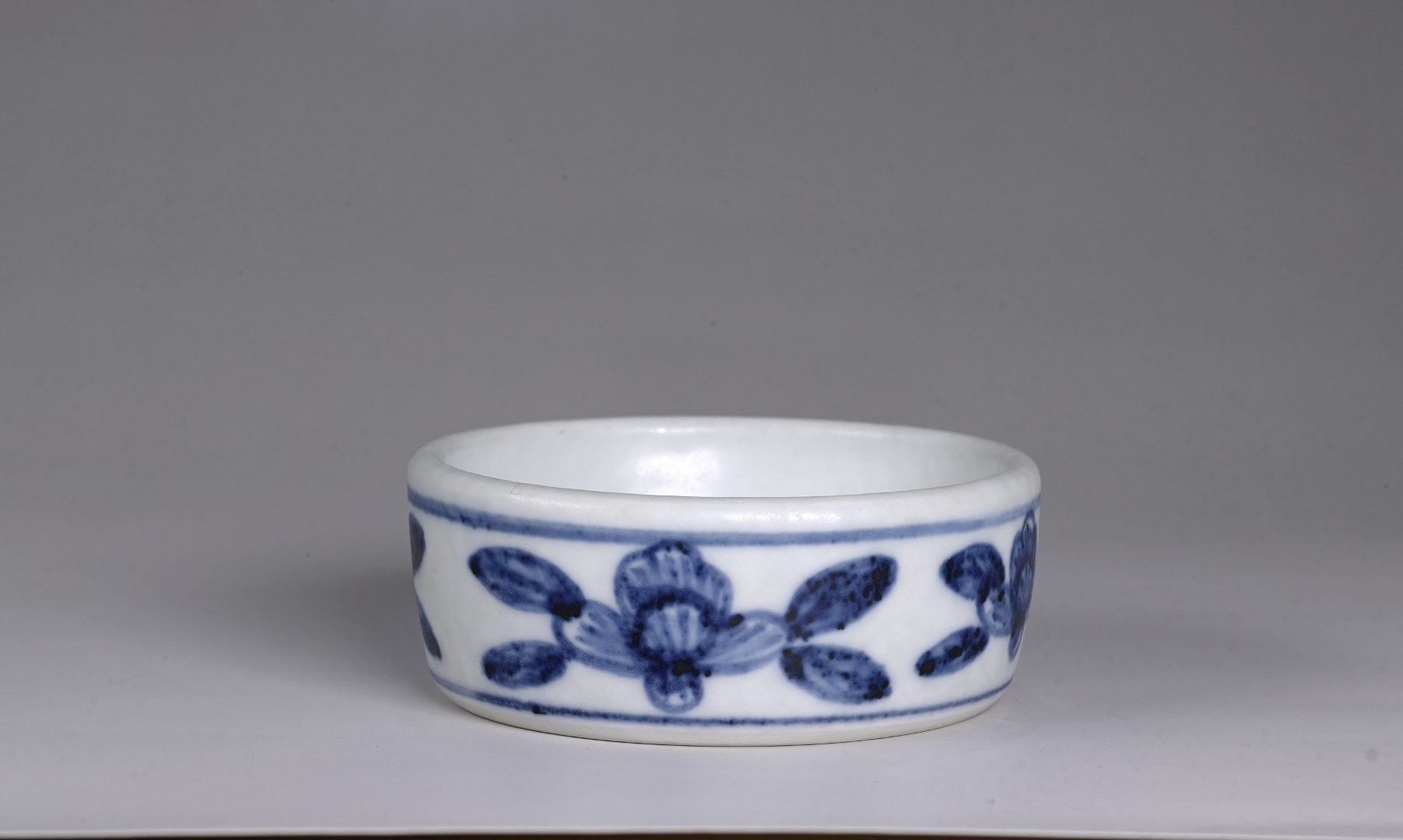 品 很多 这样的小件 市场上有大量的 仿品   从青花粗率和色调或白度