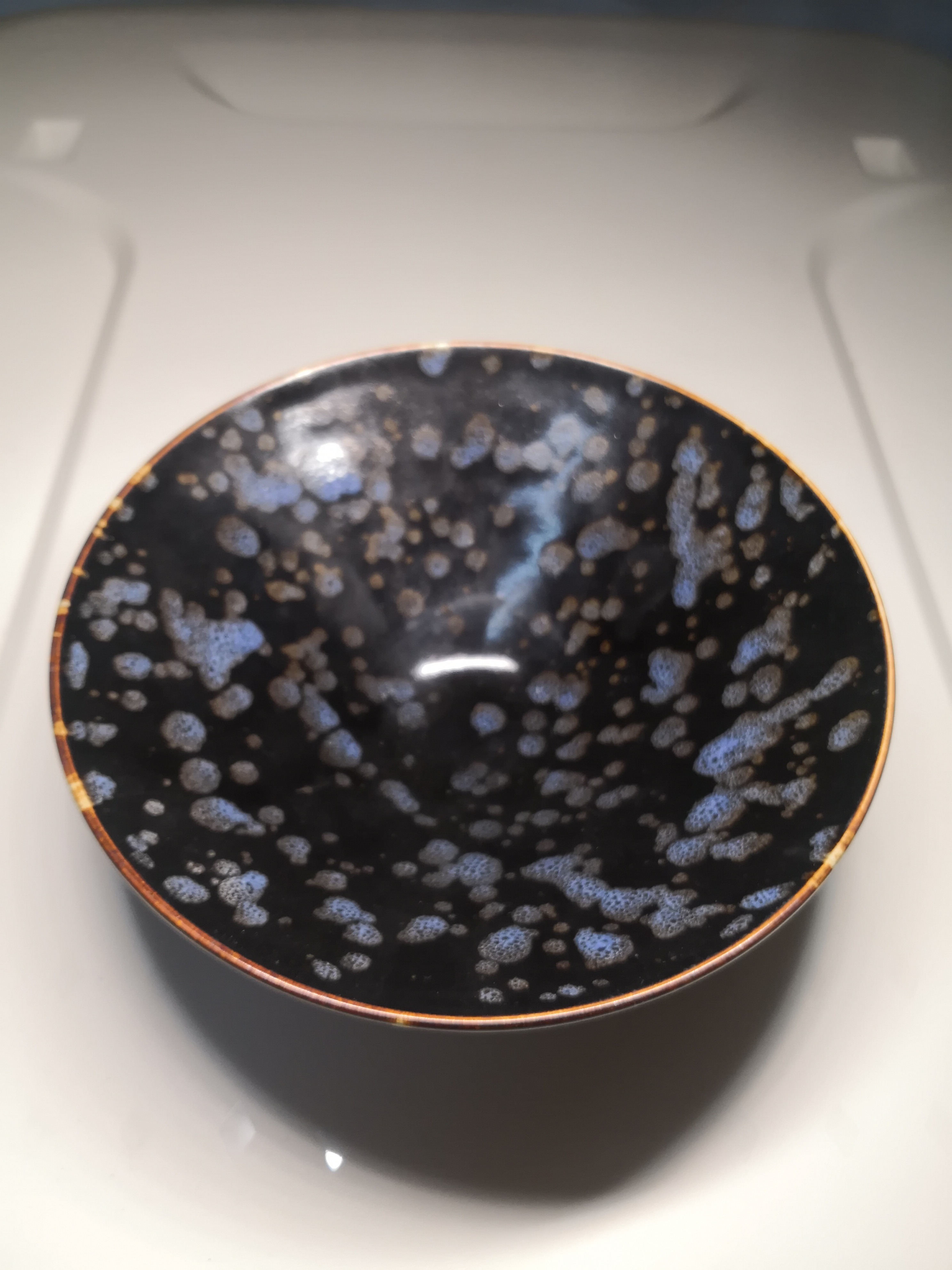 真假吉州玳瑁盏 嗯,这两只从样式不是完全一样  从外在条件上讲没有