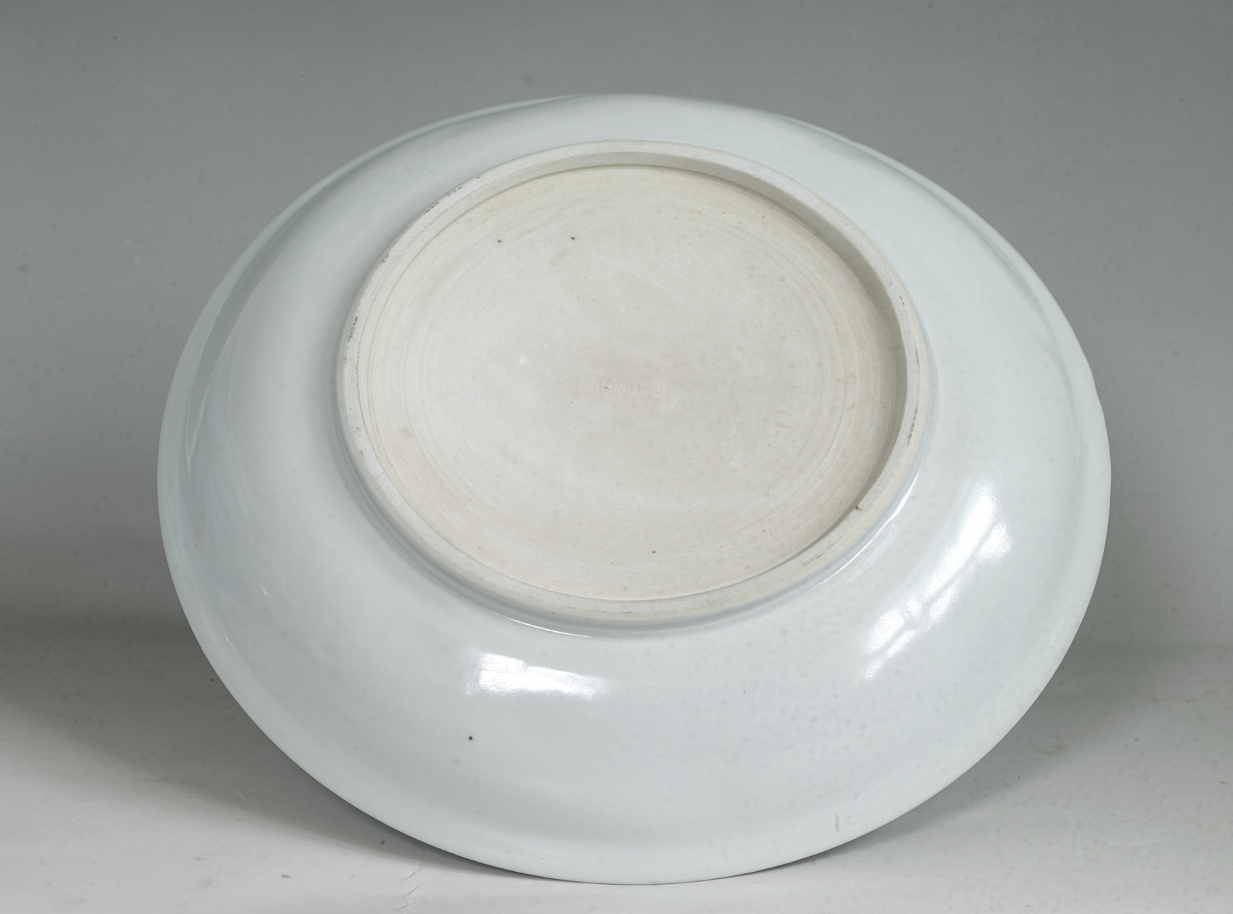 真假元代枢府釉盘的比较 后面的仿品登以前我登过 现找到真品资料