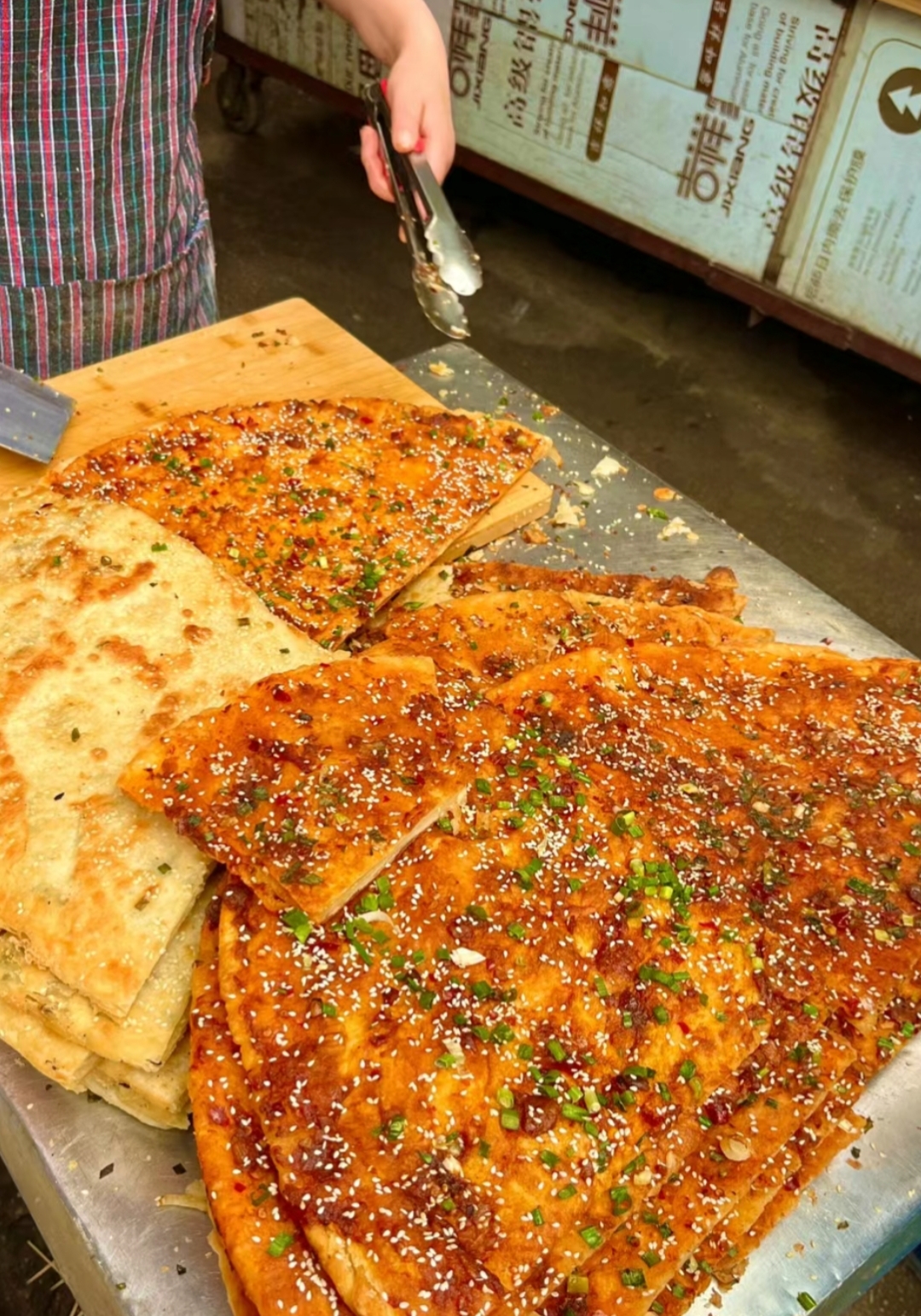 知识校园# #美食#  校园美食之土家酱香饼[赞同],土家酱香饼是我葱