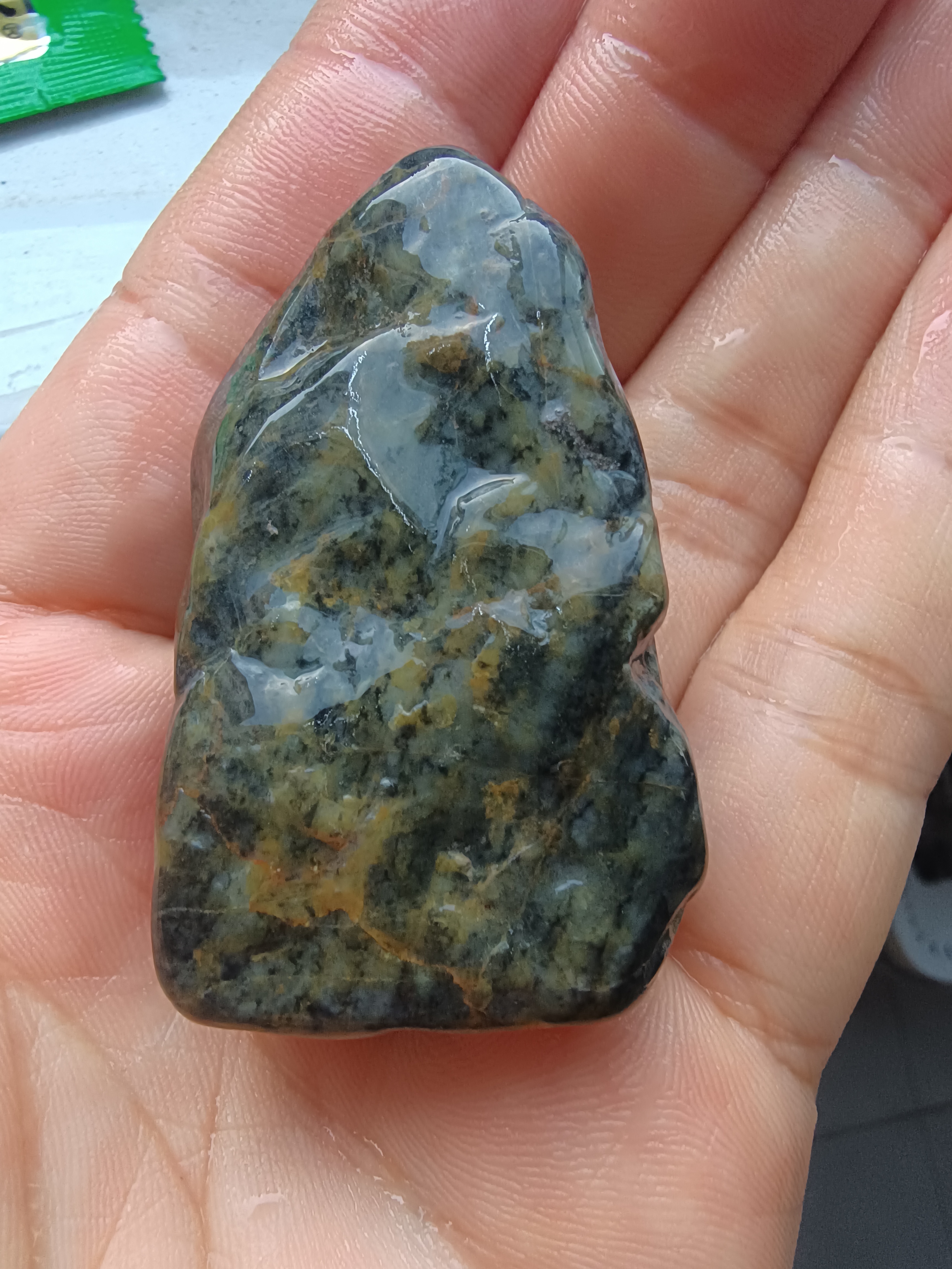 一块漂亮的河磨玉, 色彩丰富, 质地细腻, 凸凹别致  这就是捡石人的