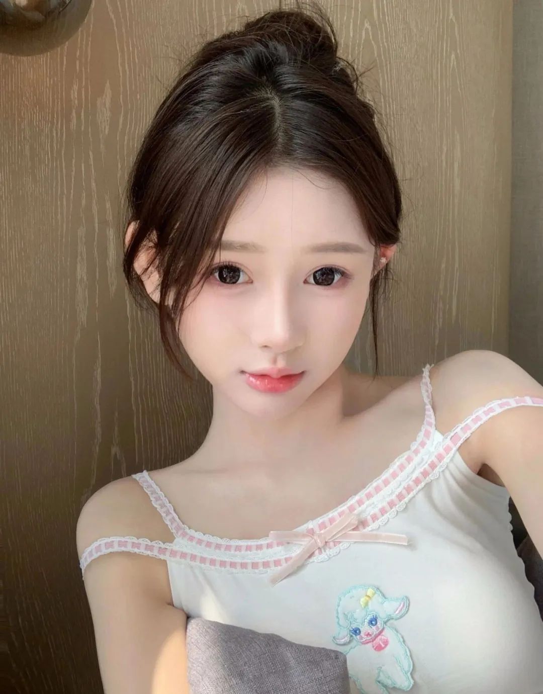 那一抹温柔的微笑,如同初夏的阳光,温暖而明媚.