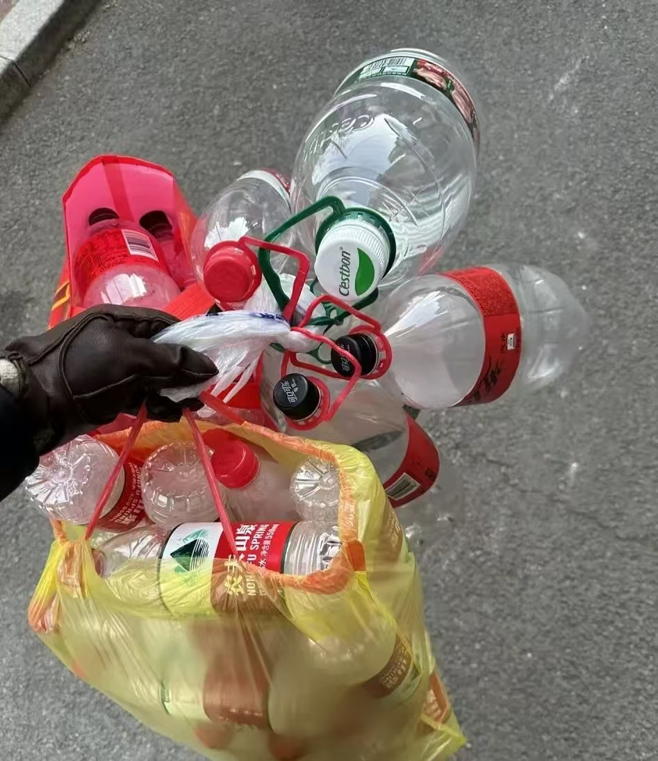 我家捡矿泉水瓶的图片装满矿泉水瓶的袋子快递不寄液体捡垃圾绳子拴