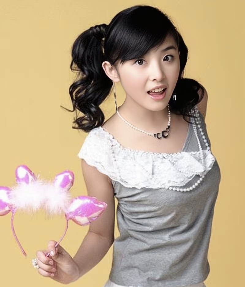 张含韵年轻时可爱,漂亮,清纯,是很多少男少女们心目中的偶像,特别是