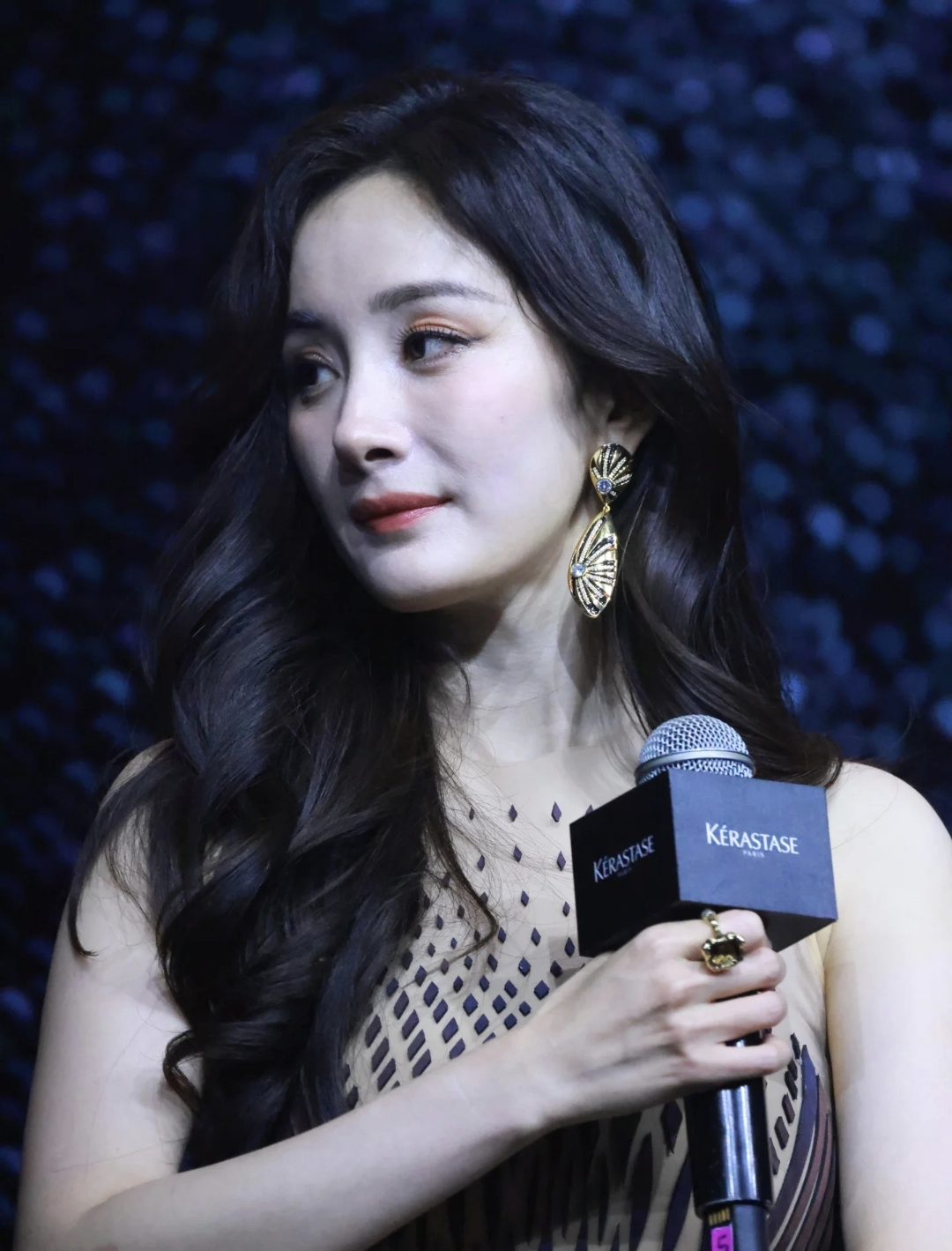 而杨幂这几张照片应该是以前的吧,然后杨幂其