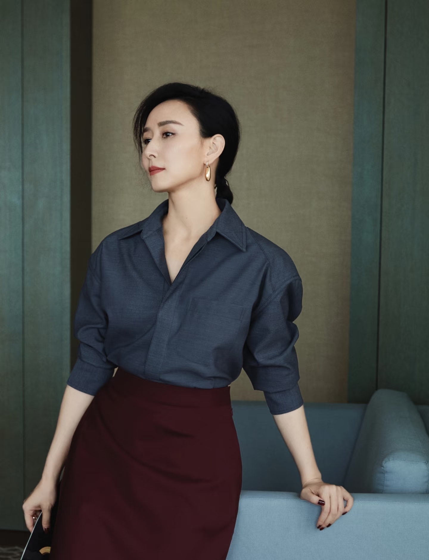 胡静年轻时的颜值,是清纯娇俏的美,而她现在是雍容华贵的美,而且她的