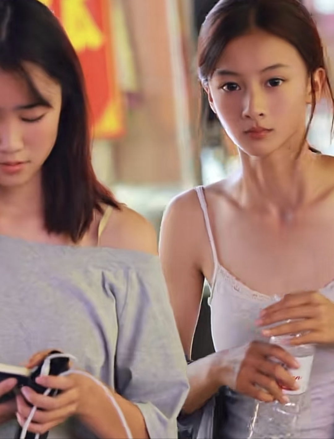 这个姑娘,是我刷街拍刷到的,因为她长得太漂亮直接