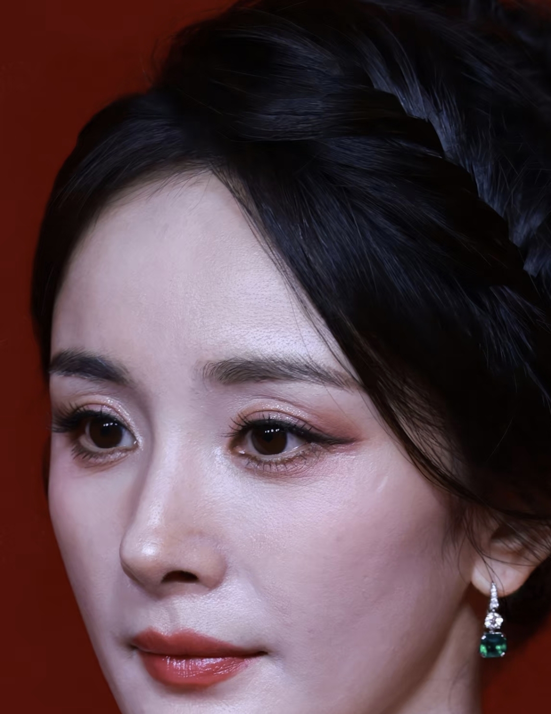 杨幂这么高清的怼脸拍,她的这个皮肤状态说实话除了有点细纹,整体看