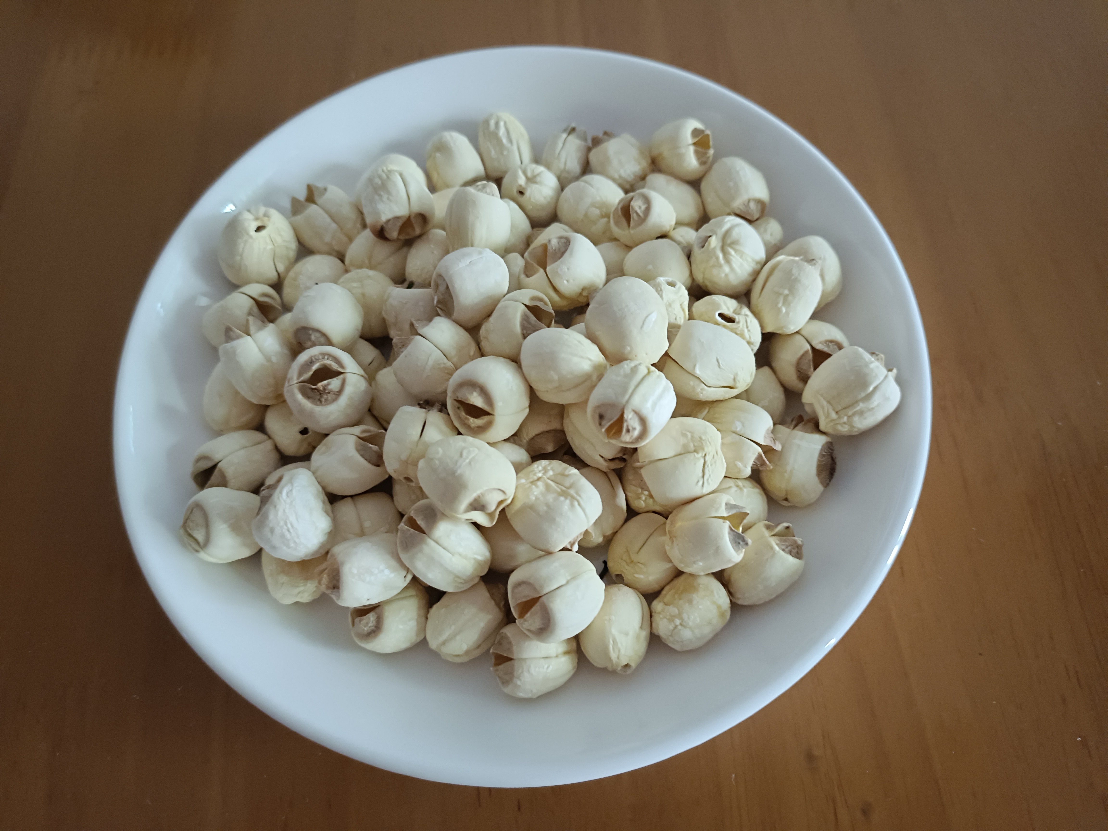 莲子性平味甘涩,入心,脾,肾经,补益心气,健脾止泻,补肾固精.