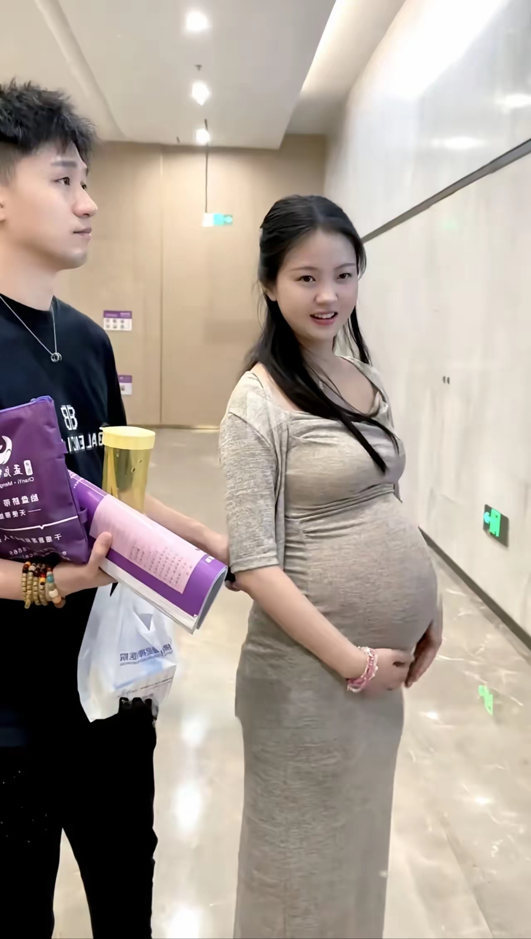 肚子图片怀男孩图片肚型图怀男孩平躺肚子图片女孩怀孕大肚子孕肚肚形