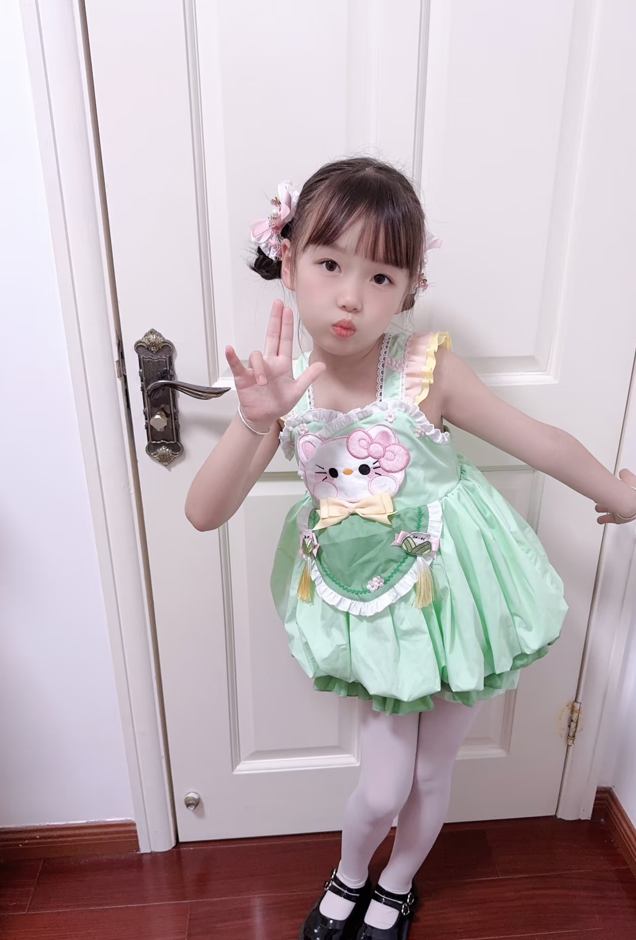 可爱白袜子小女孩