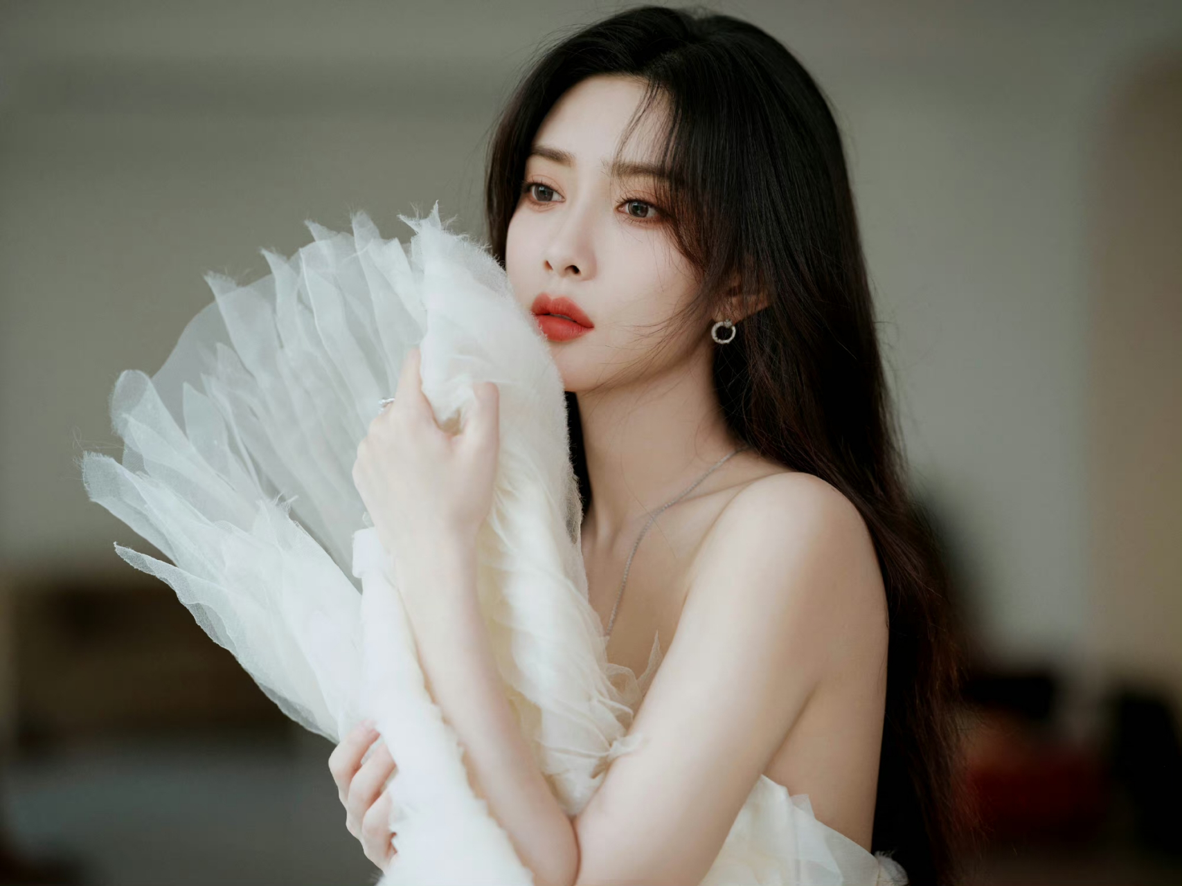 孟子义落花抬眸##孟子义仙女蛋糕裙造型# 孟子义一身抹胸公主裙仿佛