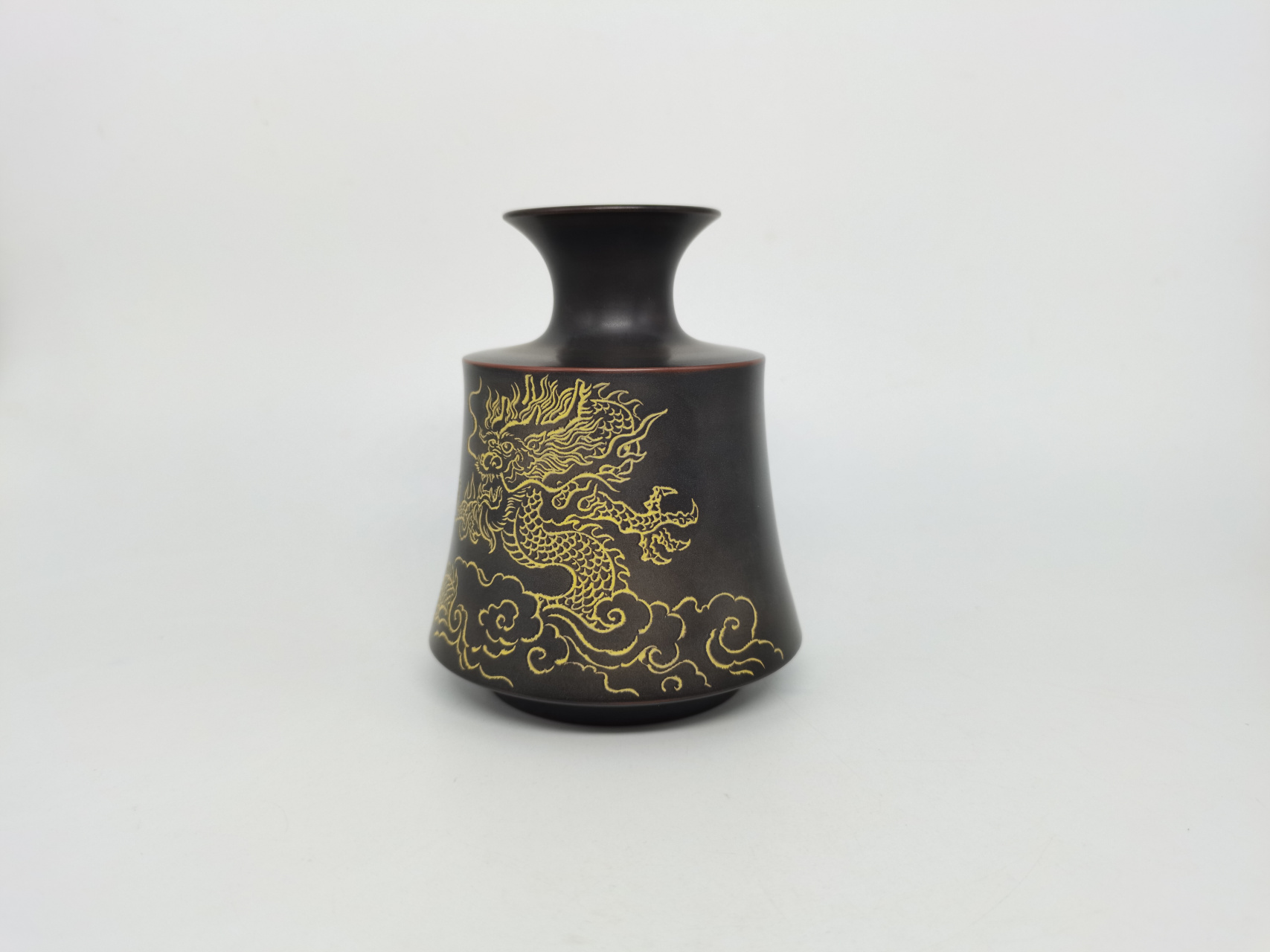 品名:小花瓶 材质:钦州坭兴陶(紫红泥) 题材:龙 铭文:龙行天下 规格