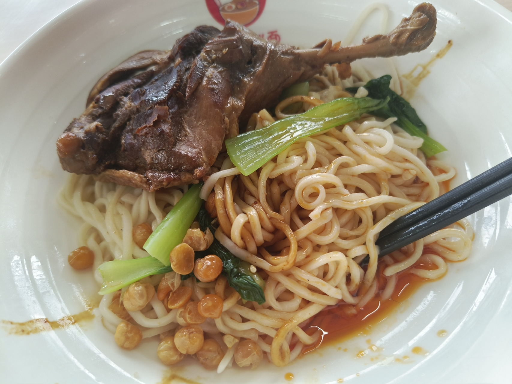 14元一份的秘制鸭腿拌面,如果面4元,那鸭腿就是10元 今晚的拌面与以往