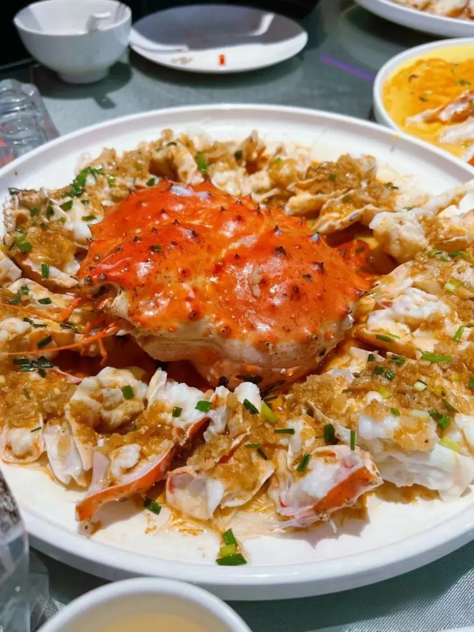 没想到,帝王蟹上桌后,男子吃惊地发现,之前做的标记竟然不见了,显然这