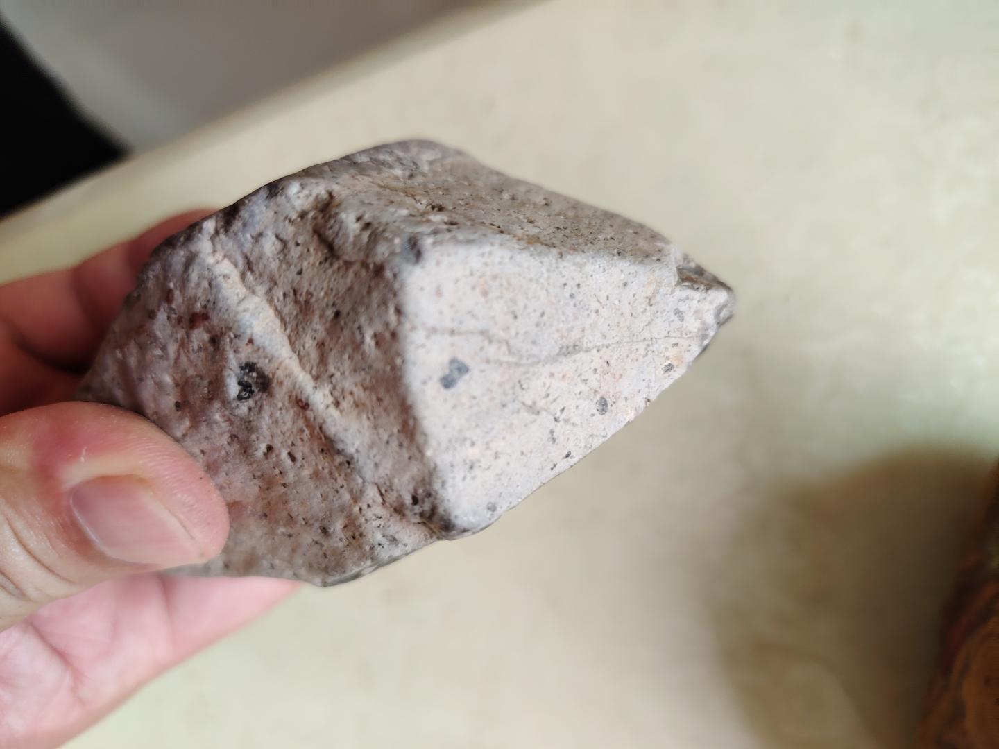 刚从海里捡的一块玻璃体尖晶石,硬度大,半透光,表皮灰白色,里肉为暗