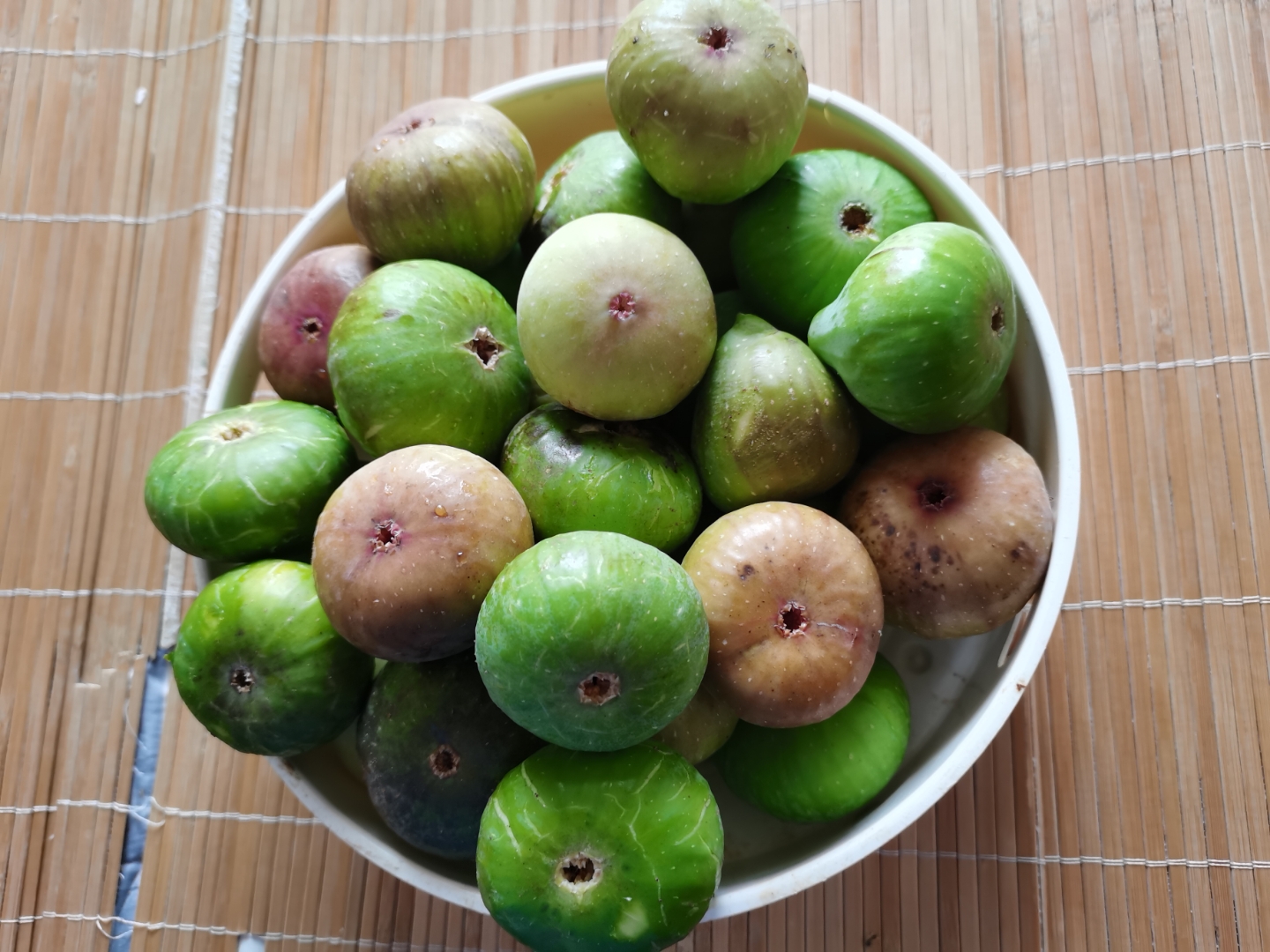 无花果枝头,自由肆意绽放,每一颗果实都承载着不羁的灵魂,果香悠悠