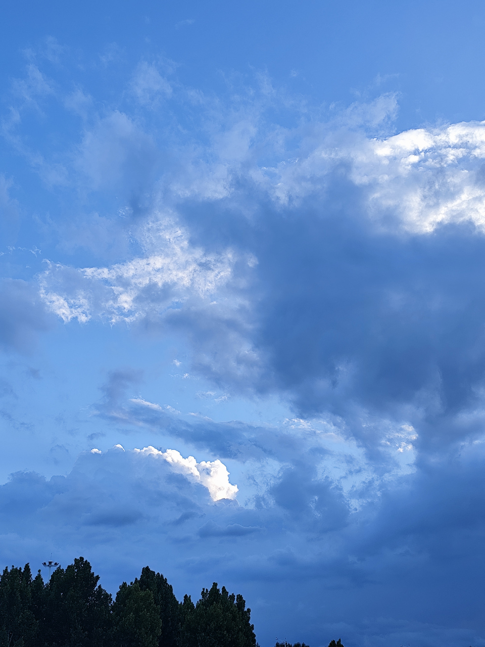 云的美姿,精彩一刻! 早晨既锻炼身体,又能欣赏天空美景!