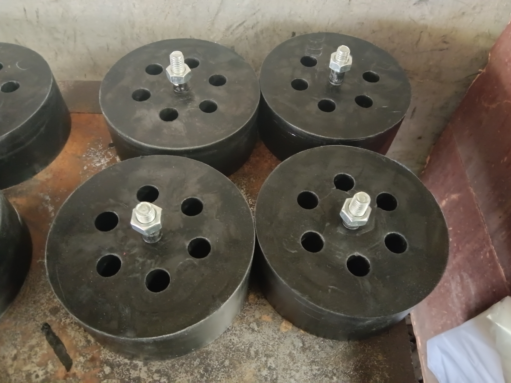 蜂窝状(圆柱形)橡胶减震垫安装简单隔振效果好.