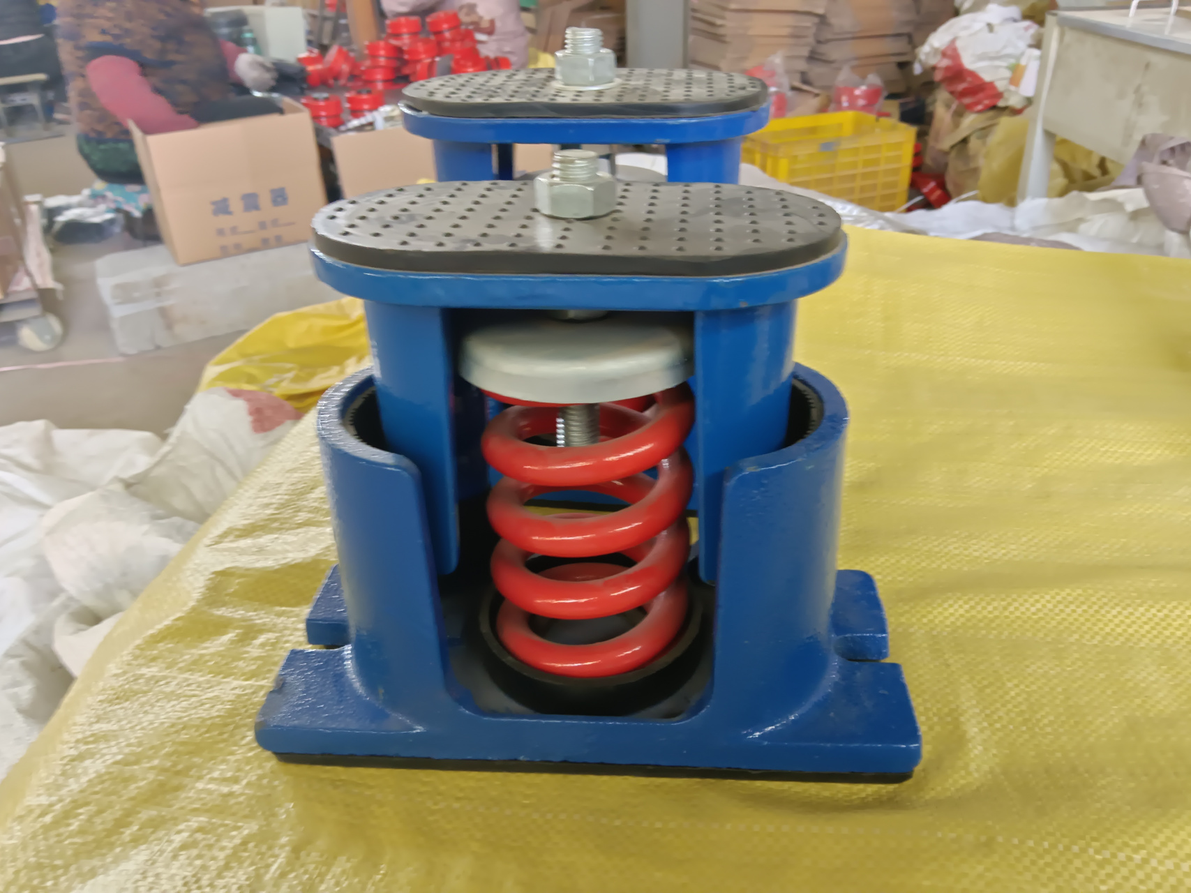 zte型阻尼弹簧减震器的作用及说明特点 02 02 本体材质分为普通